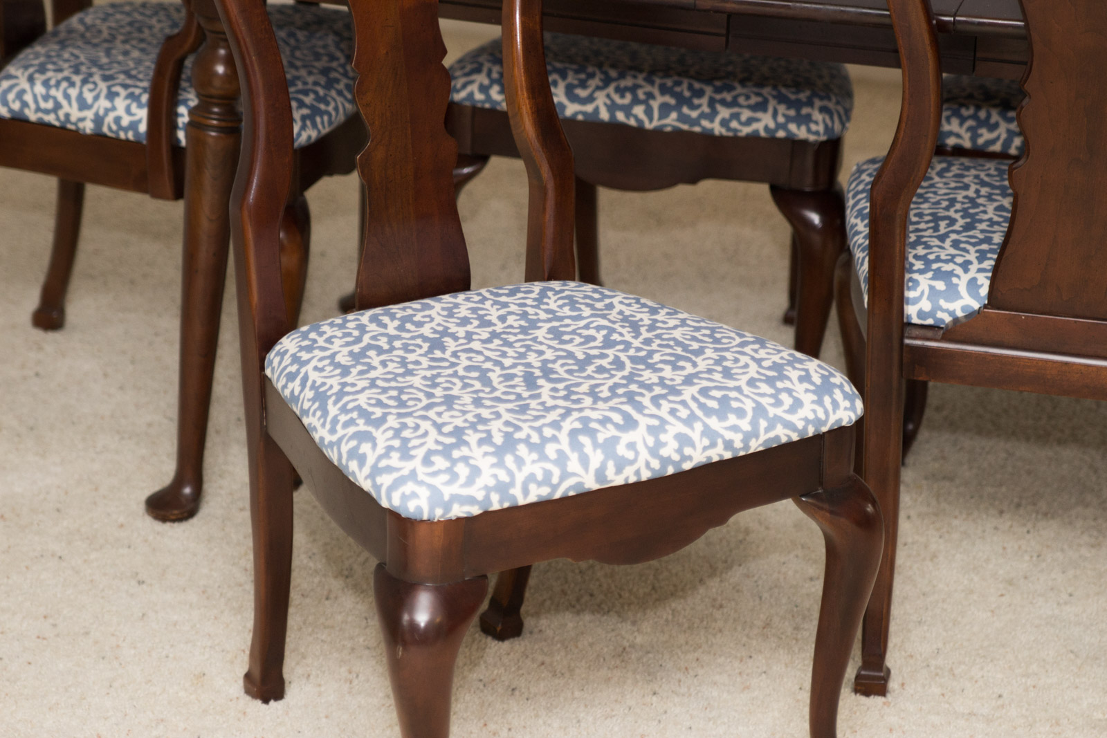 Thomasville Furniture Queen Anne Style Dining Table and Chair Set