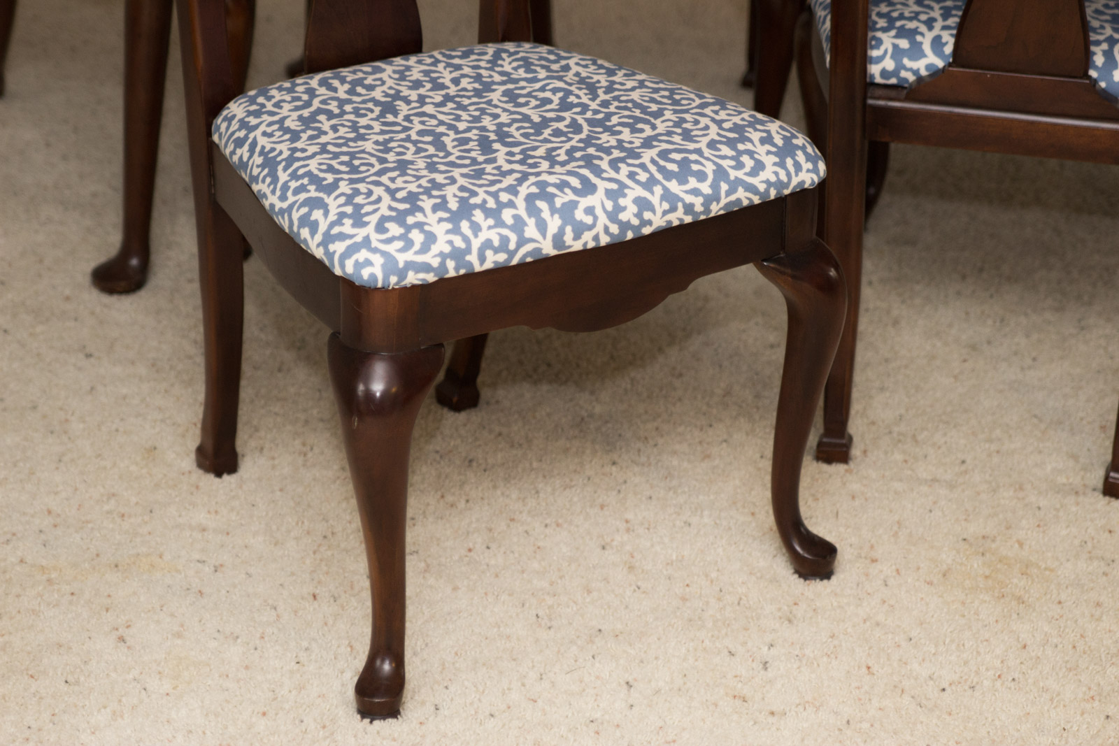 Thomasville Furniture Queen Anne Style Dining Table and Chair Set