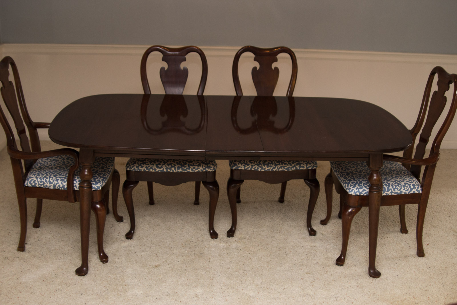 Thomasville Furniture Queen Anne Style Dining Table and Chair Set