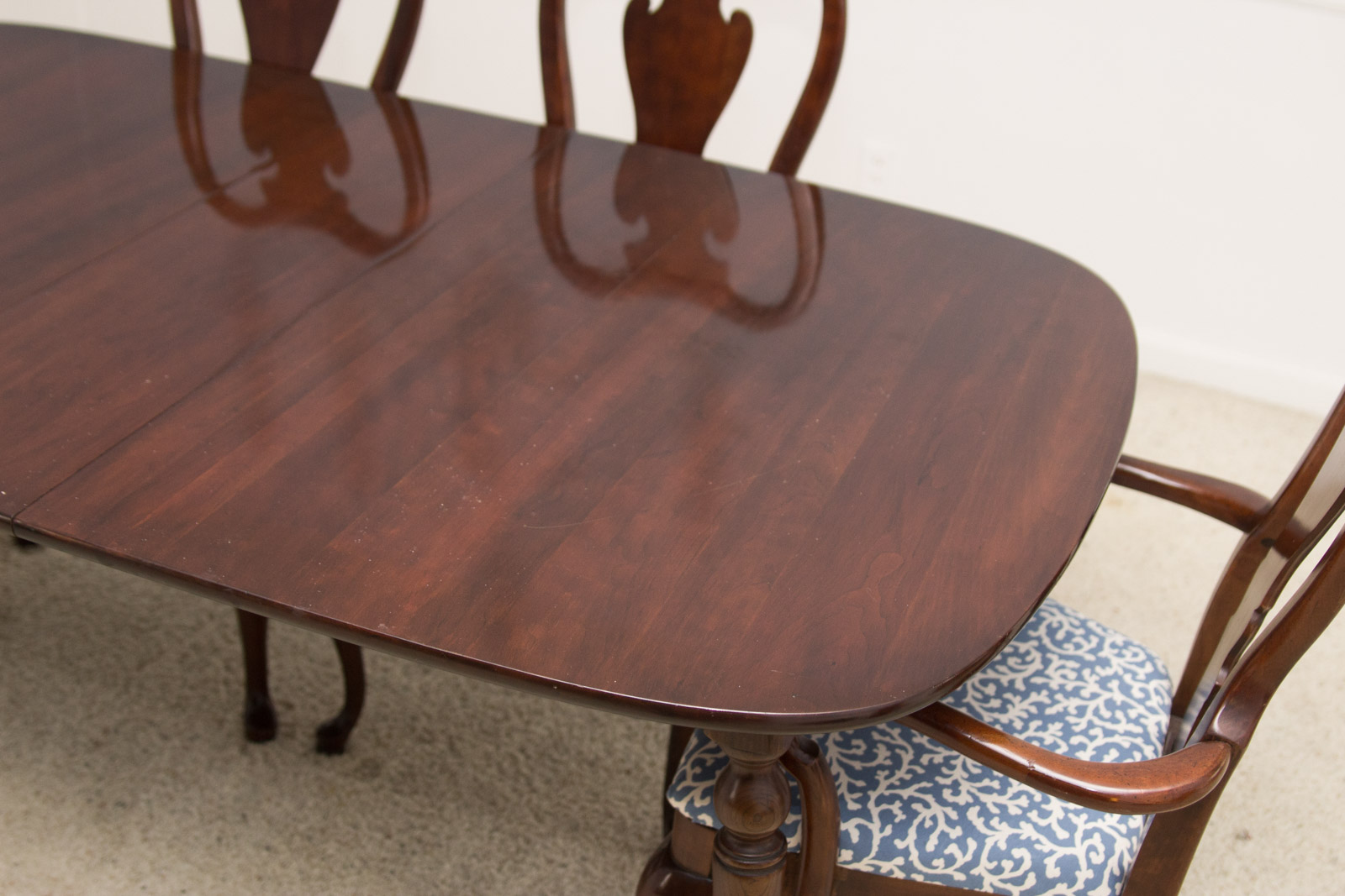 Thomasville Furniture Queen Anne Style Dining Table and Chair Set