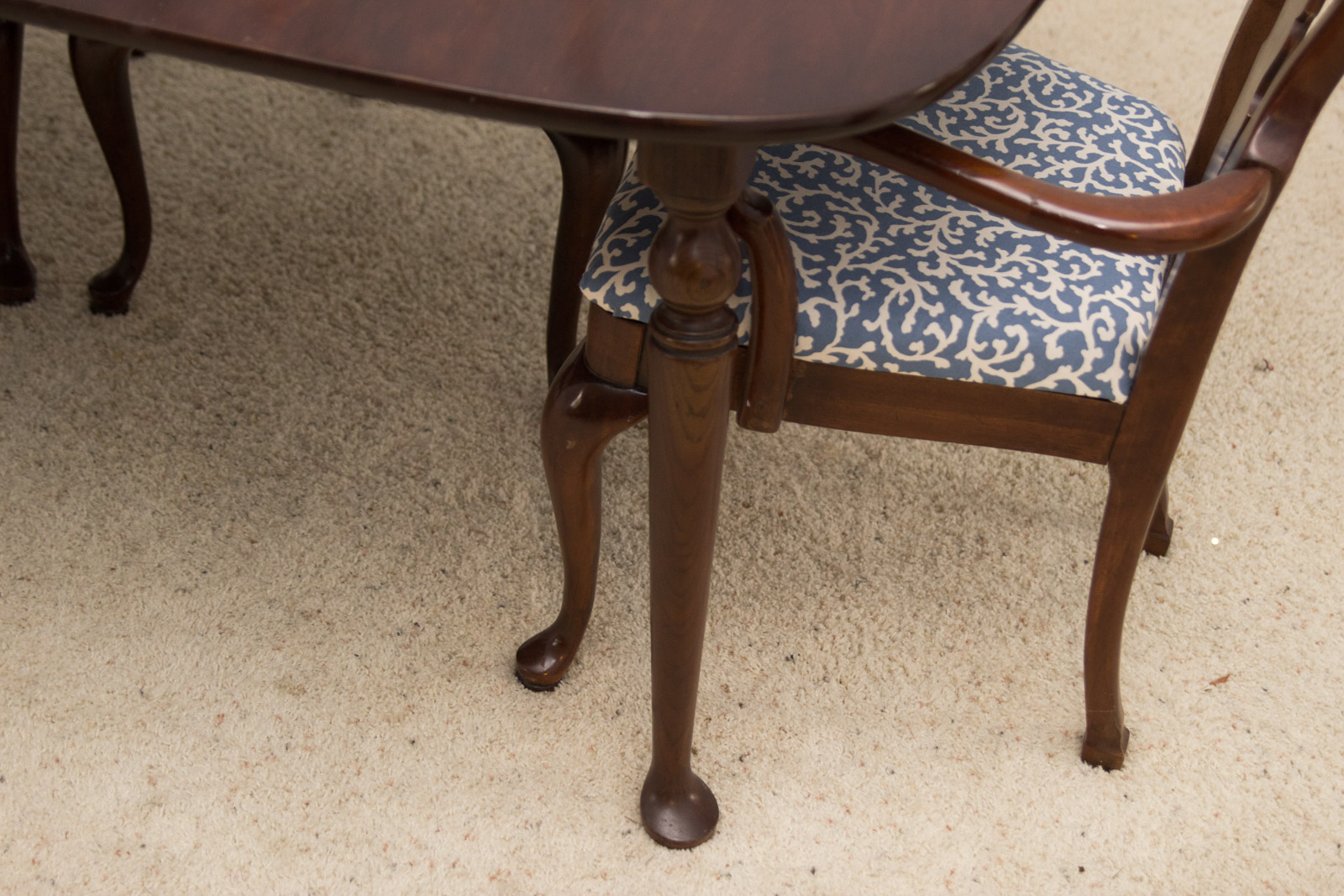 Thomasville Furniture Queen Anne Style Dining Table and Chair Set