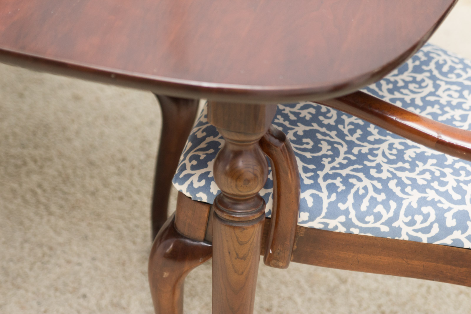 Thomasville Furniture Queen Anne Style Dining Table and Chair Set