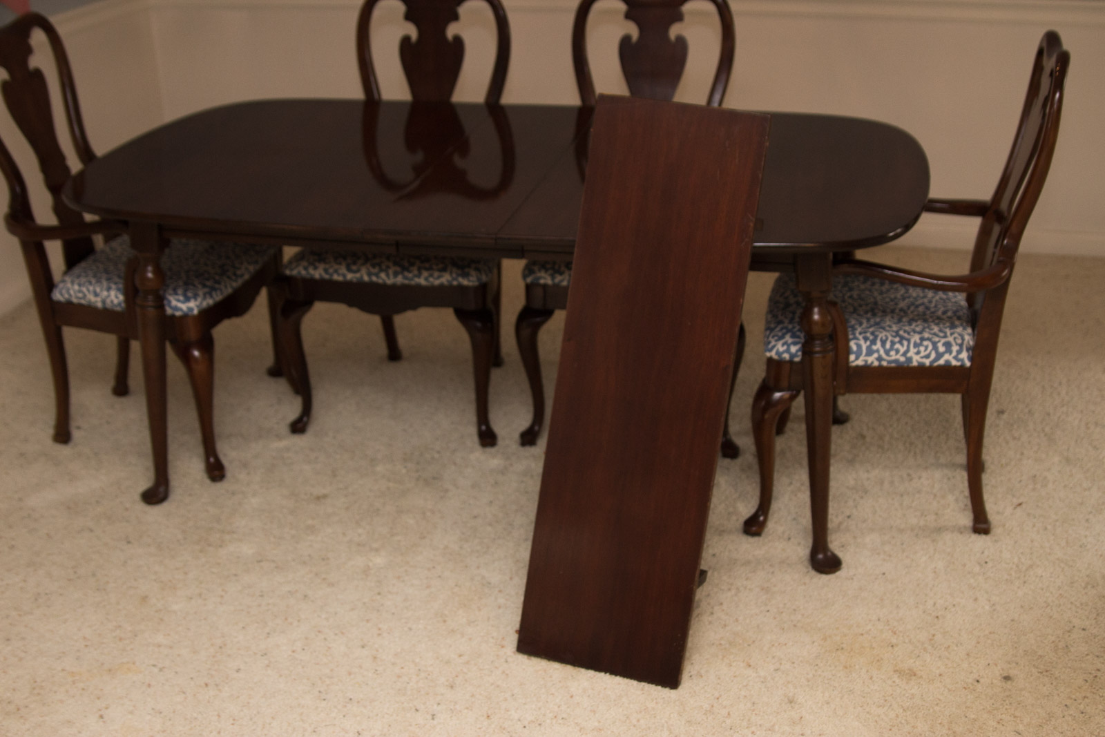 Thomasville Furniture Queen Anne Style Dining Table and Chair Set