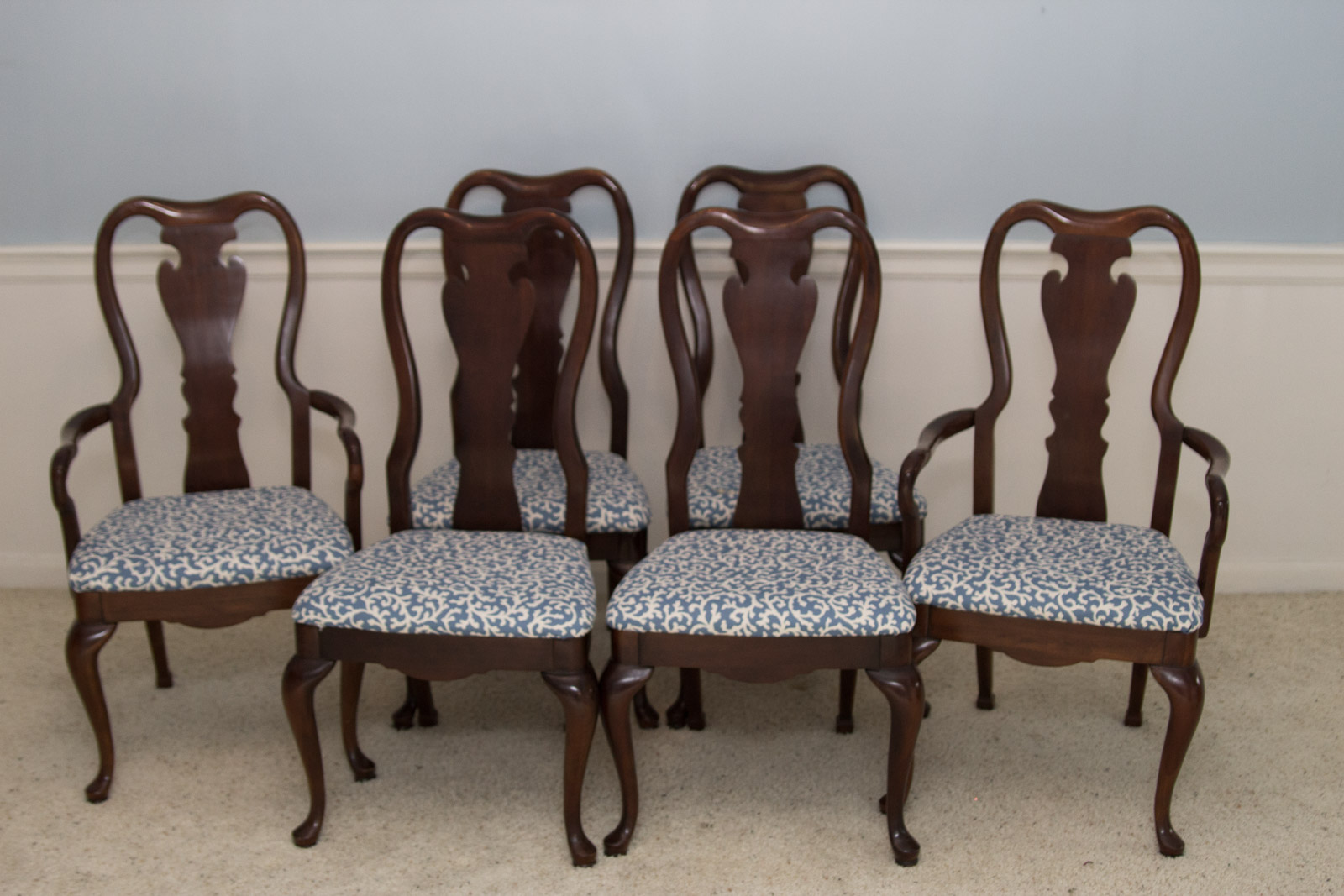 Thomasville Furniture Queen Anne Style Dining Table and Chair Set