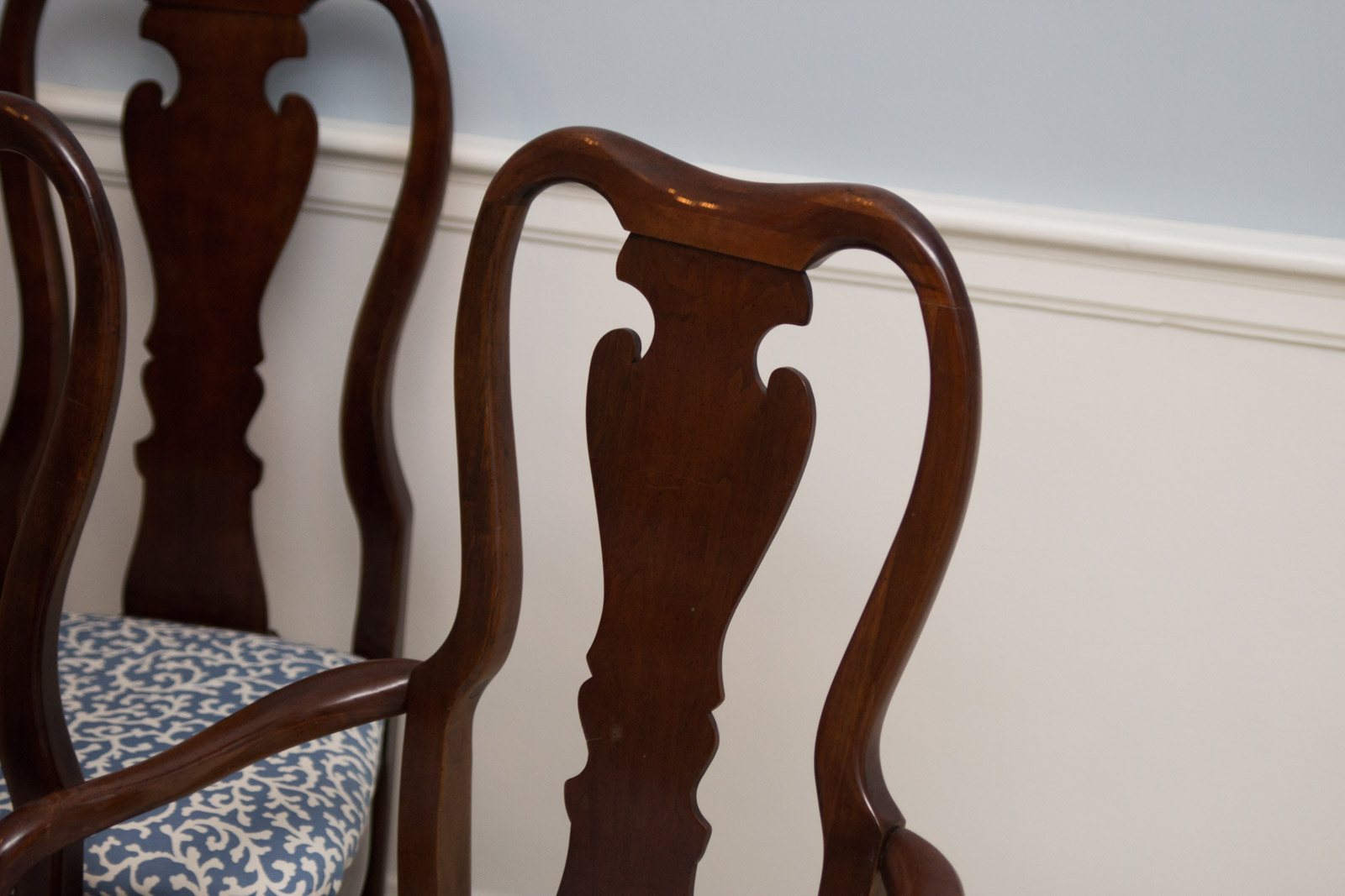 Thomasville Furniture Queen Anne Style Dining Table and Chair Set