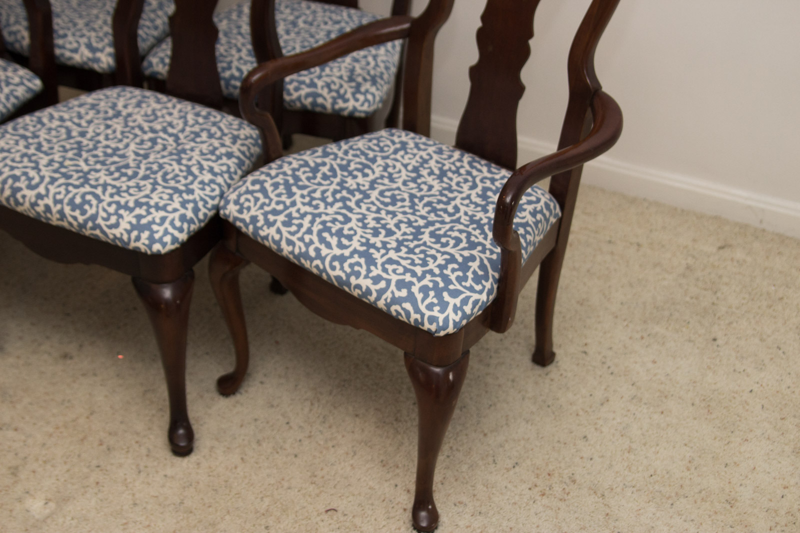 Thomasville Furniture Queen Anne Style Dining Table and Chair Set