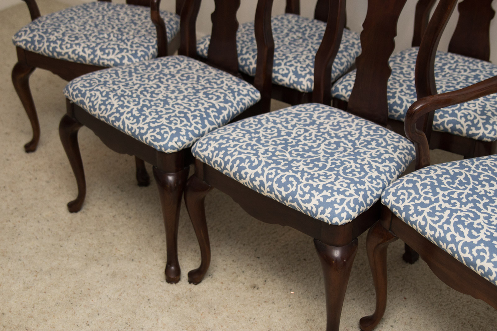 Thomasville Furniture Queen Anne Style Dining Table and Chair Set