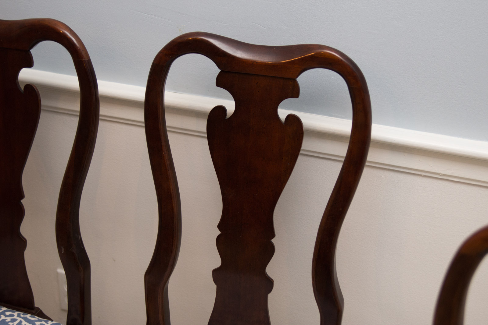 Thomasville Furniture Queen Anne Style Dining Table and Chair Set