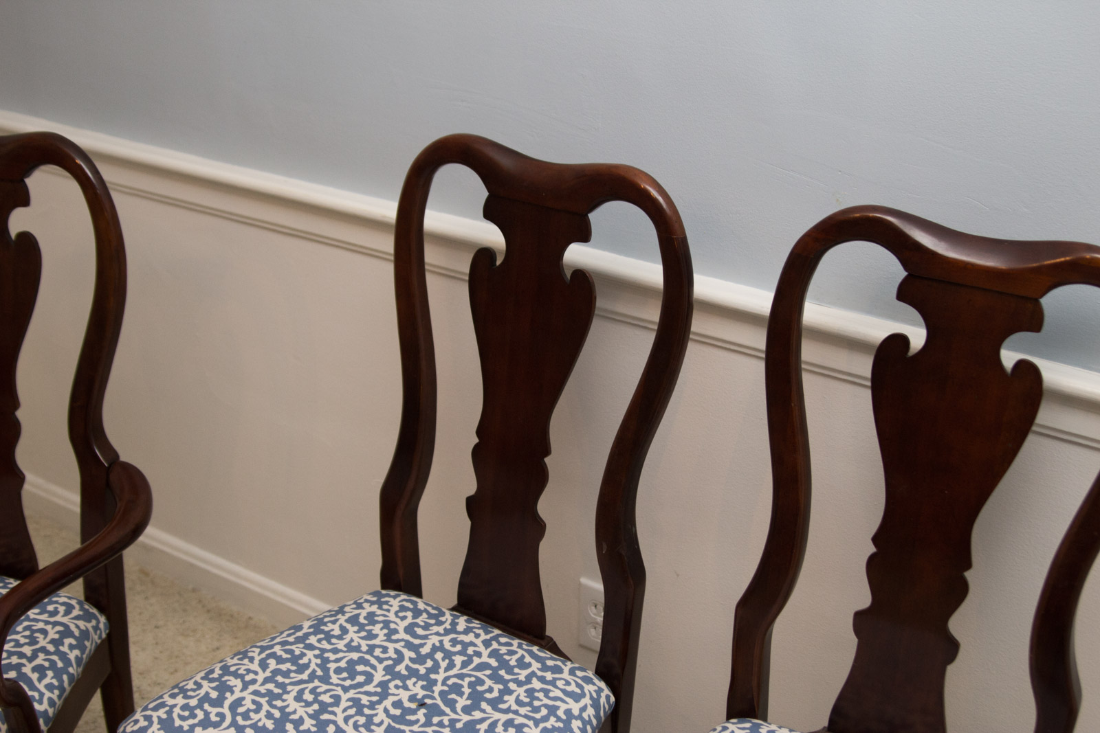 Thomasville Furniture Queen Anne Style Dining Table and Chair Set