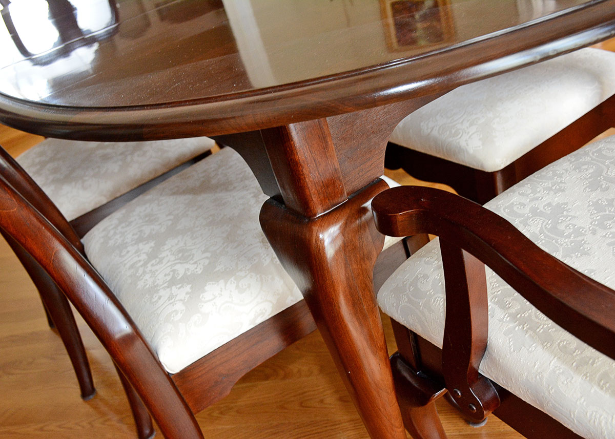 Queen Anne Style Dining Table and Chairs by Kincaid