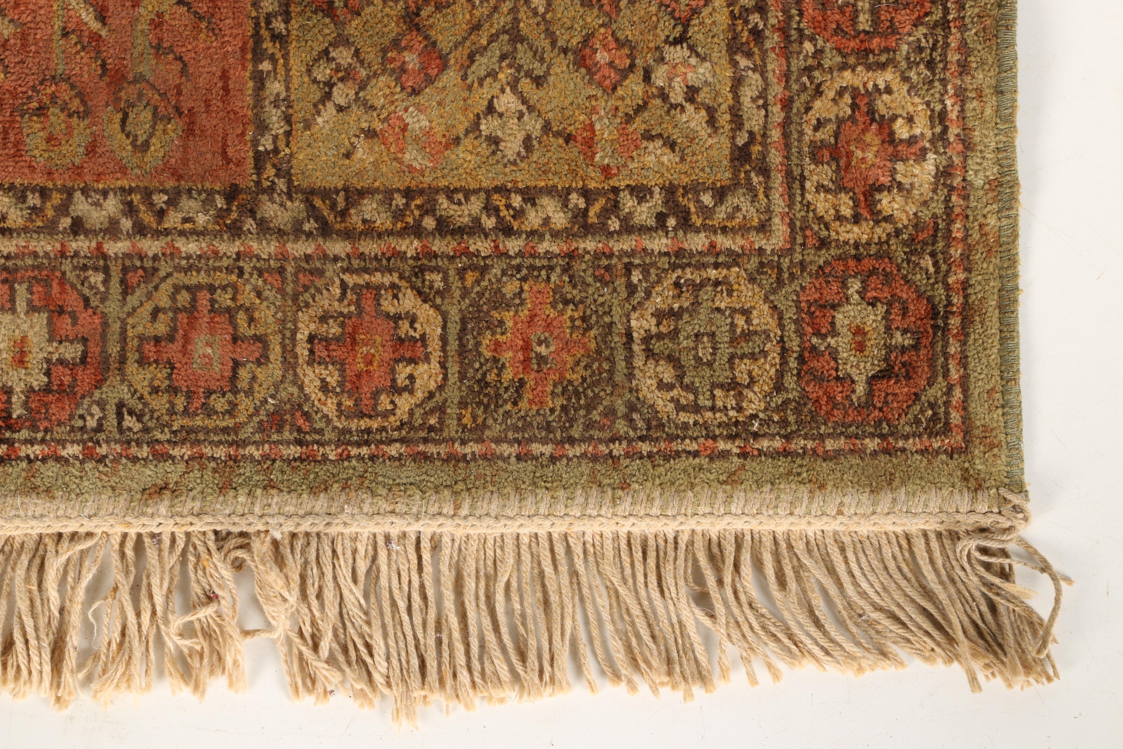 Machine Made  Garden Accent Rug