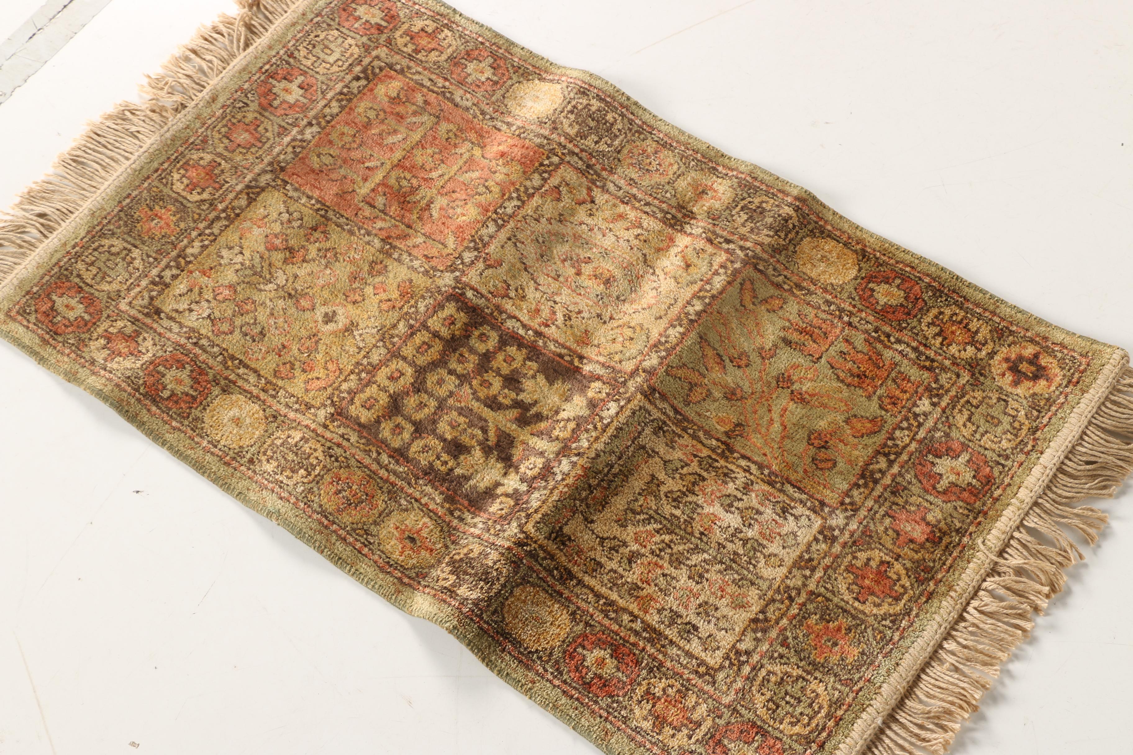 Machine Made  Garden Accent Rug