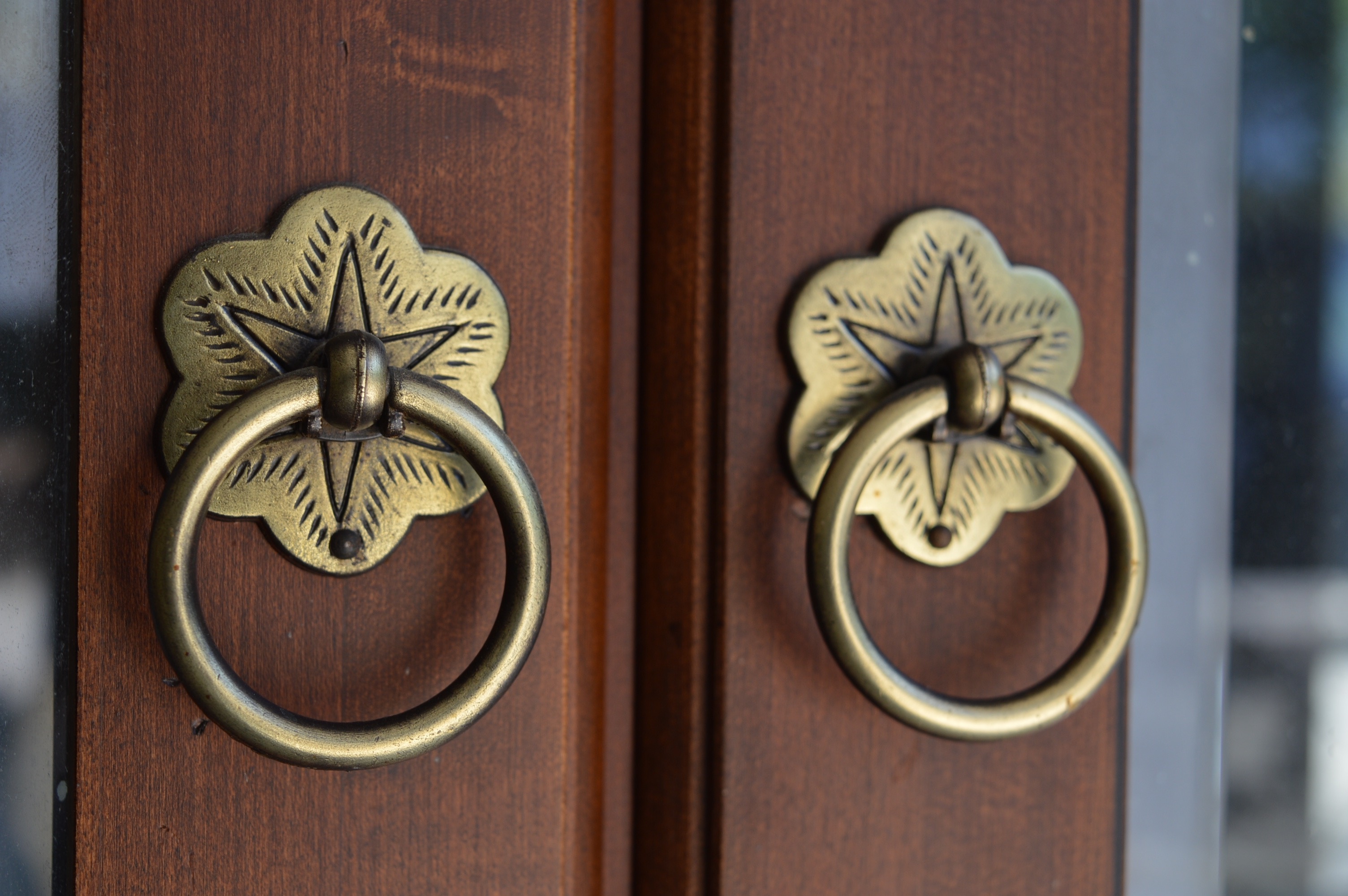 Ethan Allen "British Classics" Mirrored and Lighted Curio Cabinet