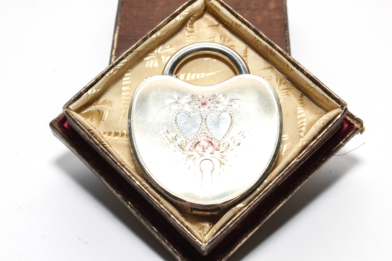 Vintage "La Mode" Sterling Silver Heart Shaped Compact