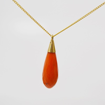 Vintage 18K Yellow Gold Coral Pendant Necklace