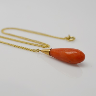 Vintage 18K Yellow Gold Coral Pendant Necklace