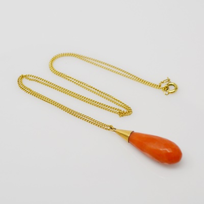 Vintage 18K Yellow Gold Coral Pendant Necklace