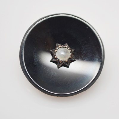 Vintage 14K Yellow Gold Onyx and Seed Pearl Brooch