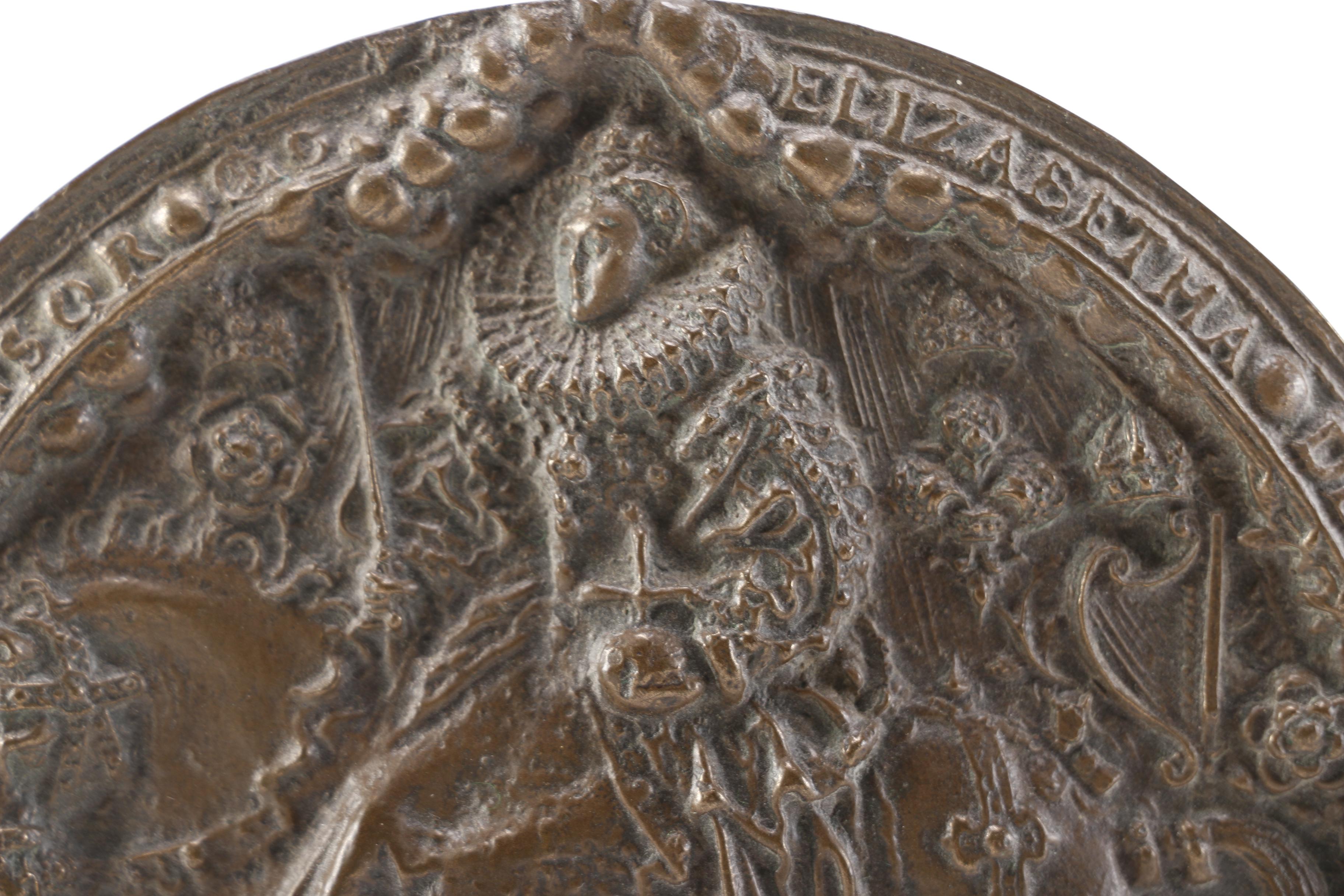 Round Decorative Paperweight Depicting Queen Elizabeth I