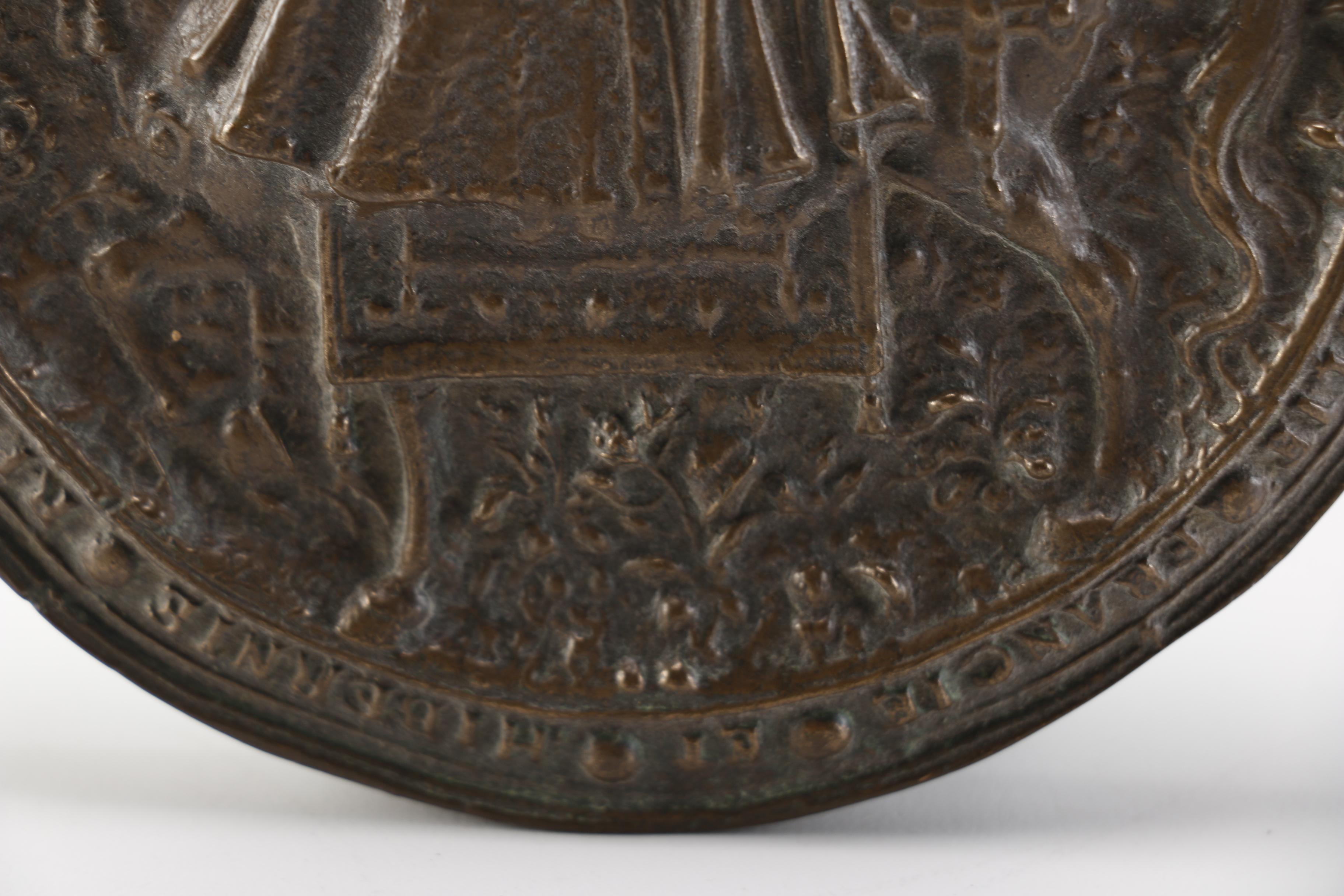 Round Decorative Paperweight Depicting Queen Elizabeth I