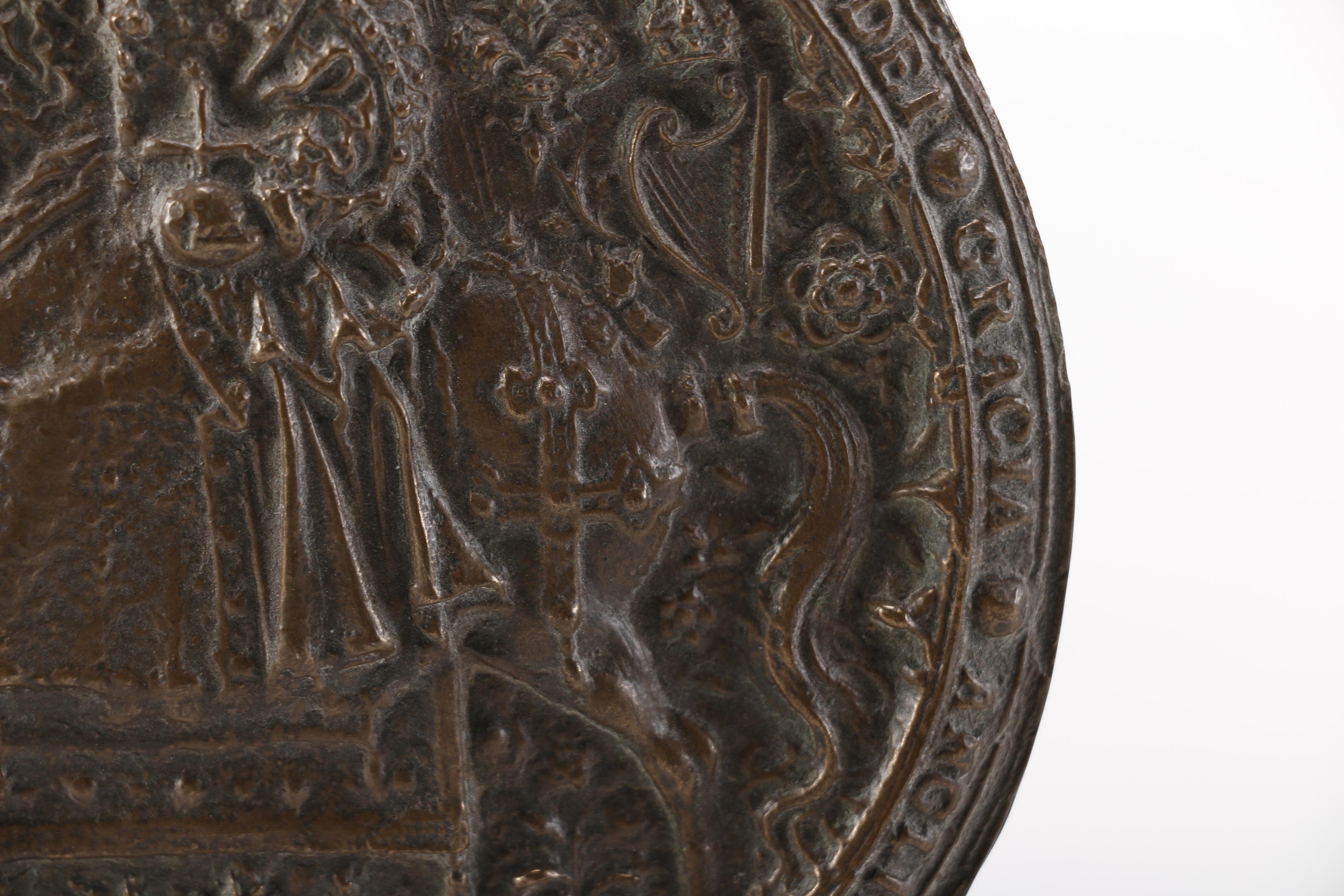 Round Decorative Paperweight Depicting Queen Elizabeth I