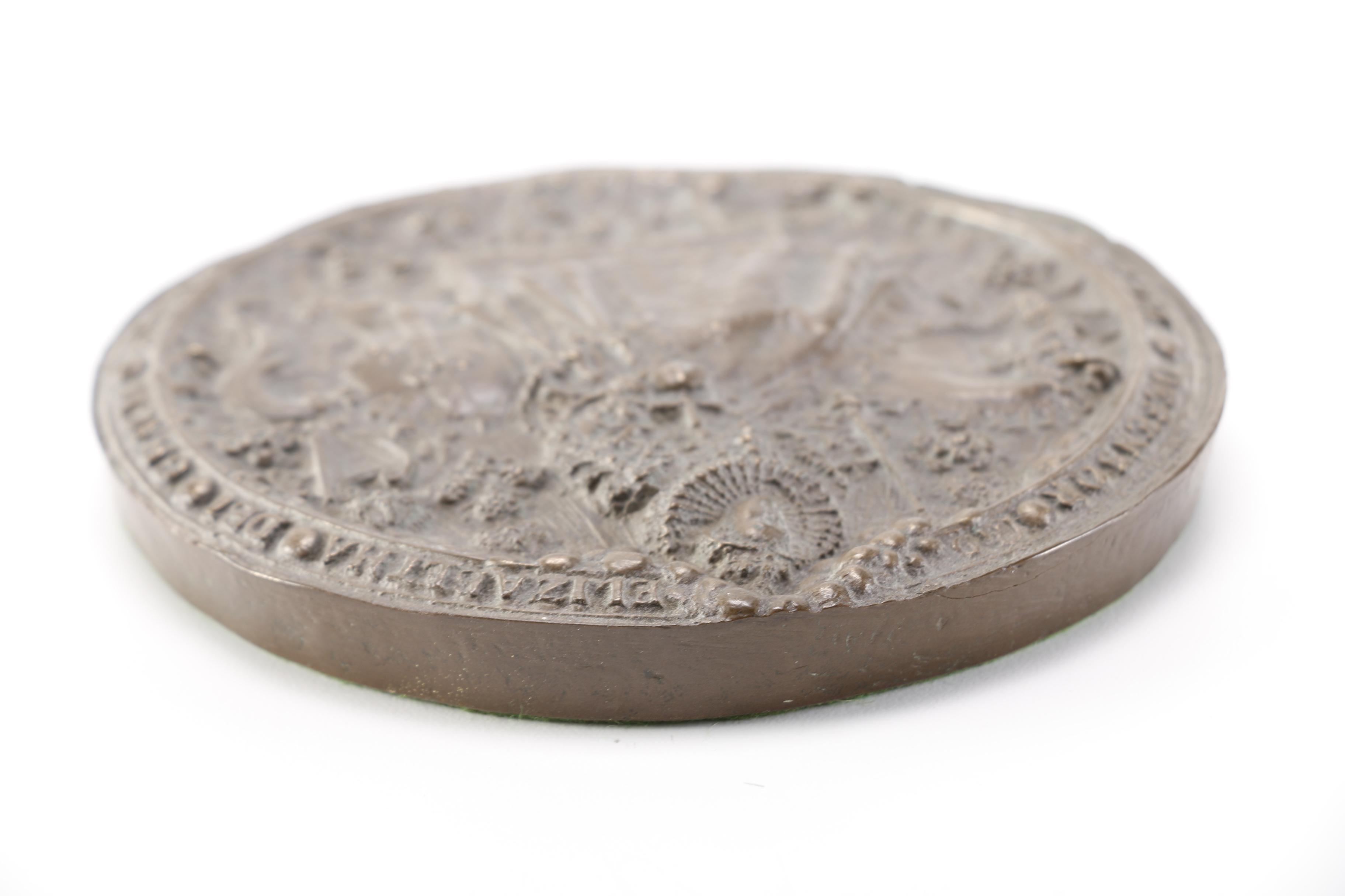 Round Decorative Paperweight Depicting Queen Elizabeth I