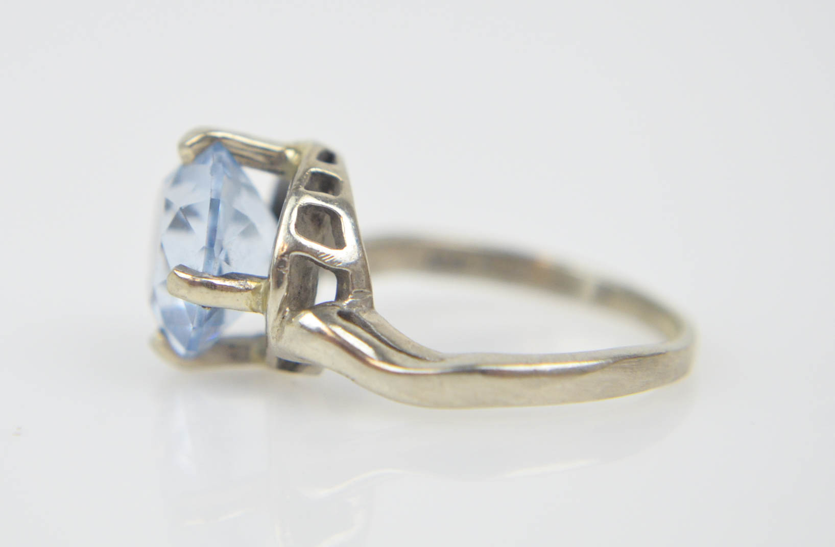 10K White Gold Synthetic Spinel Ring