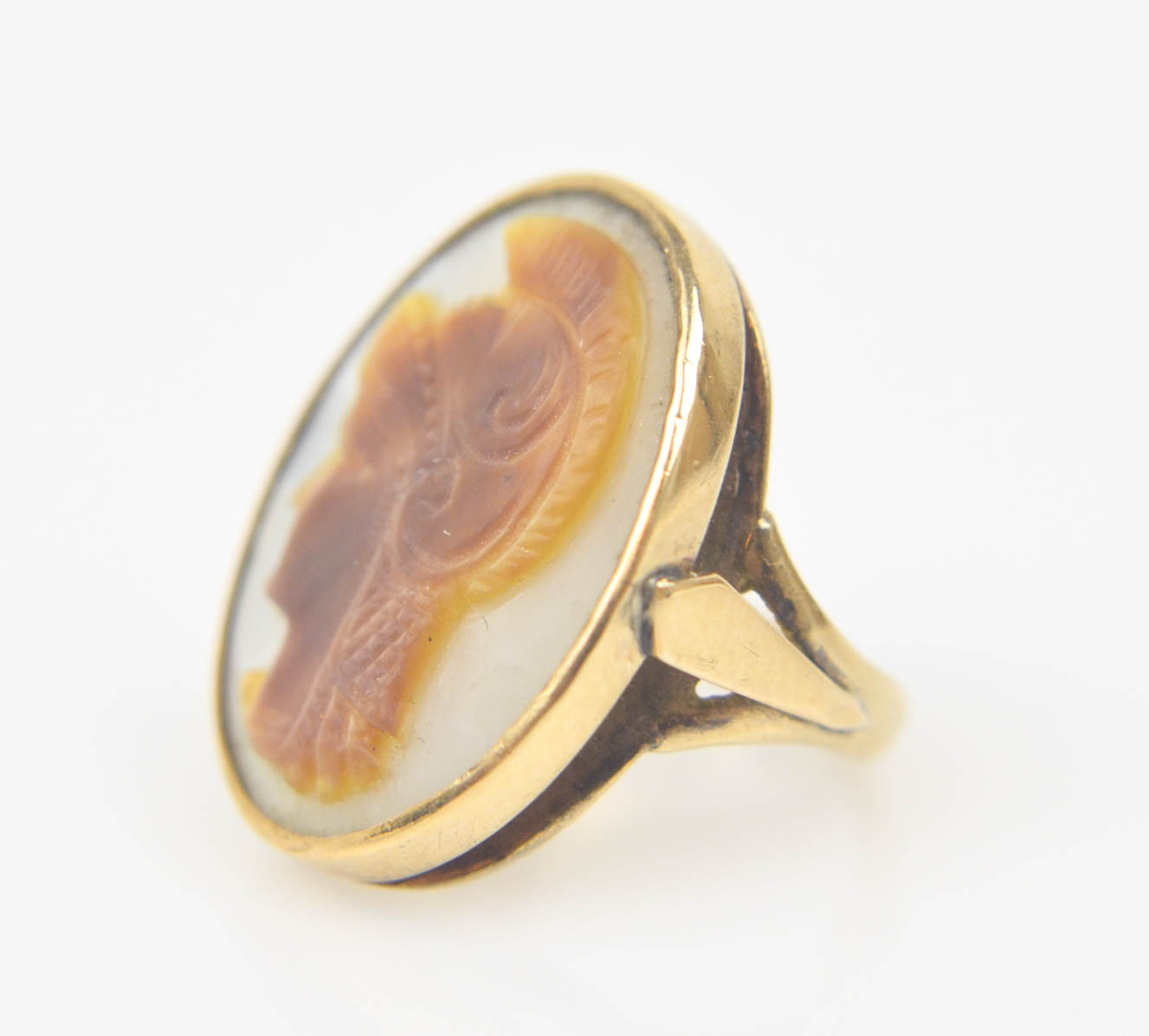 Vintage 9K Yellow Gold Mother of Pearl and Shell Cameo Ring