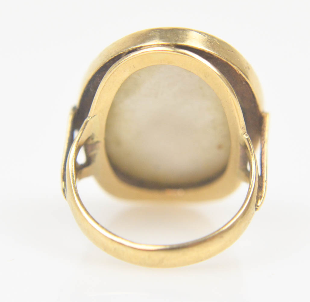 Vintage 9K Yellow Gold Mother of Pearl and Shell Cameo Ring
