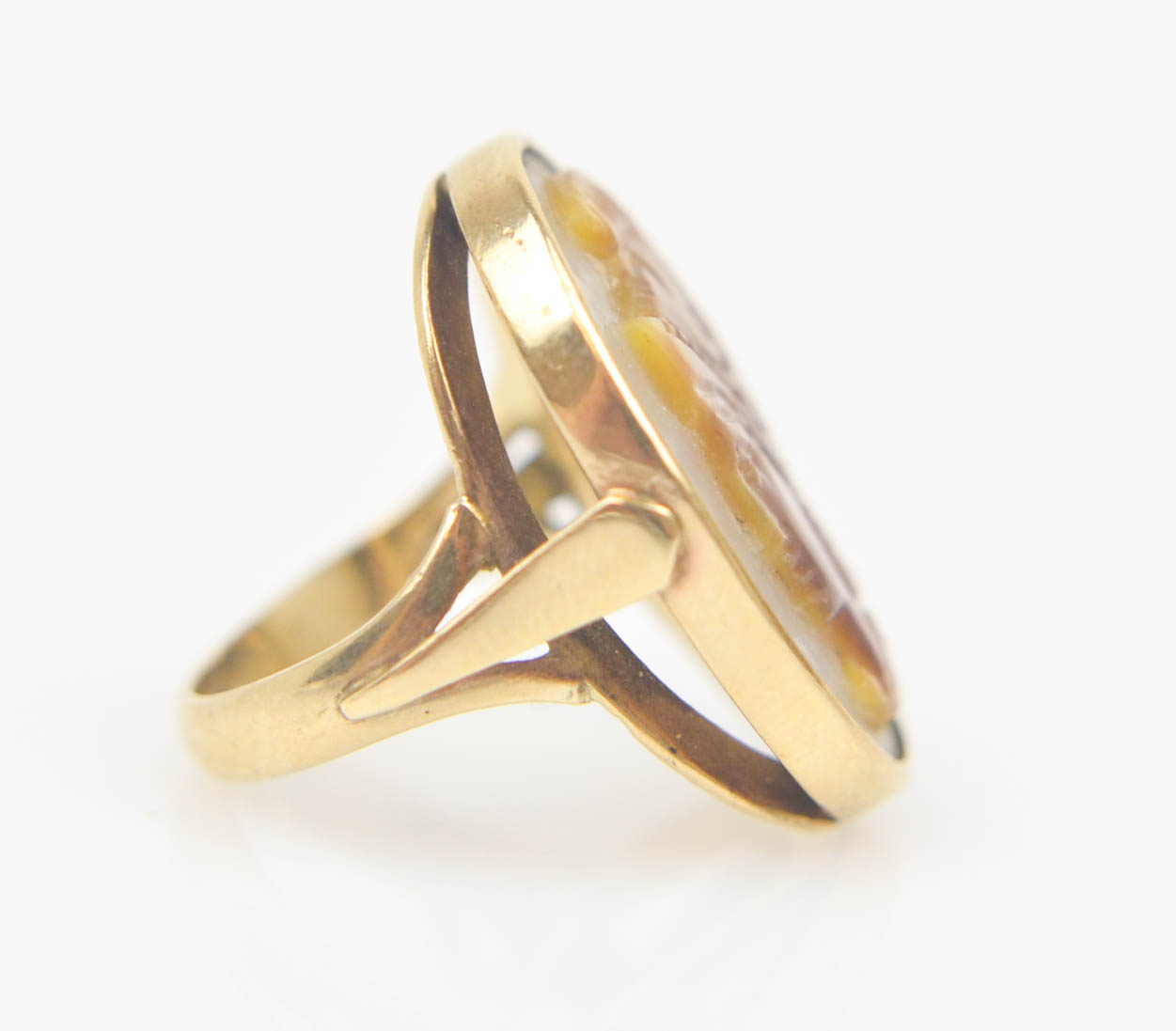 Vintage 9K Yellow Gold Mother of Pearl and Shell Cameo Ring