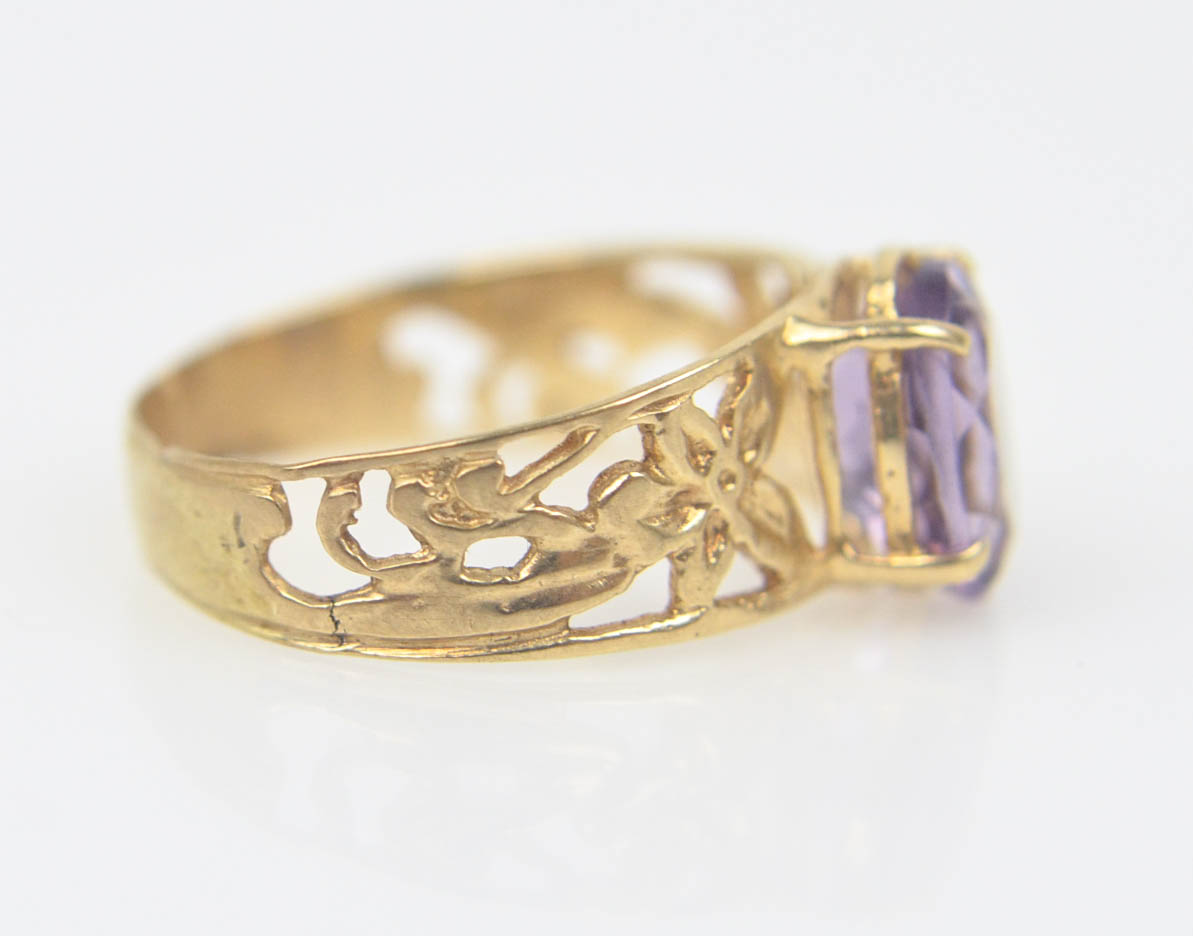 Vintage 10K Yellow Gold Amethyst Ring
