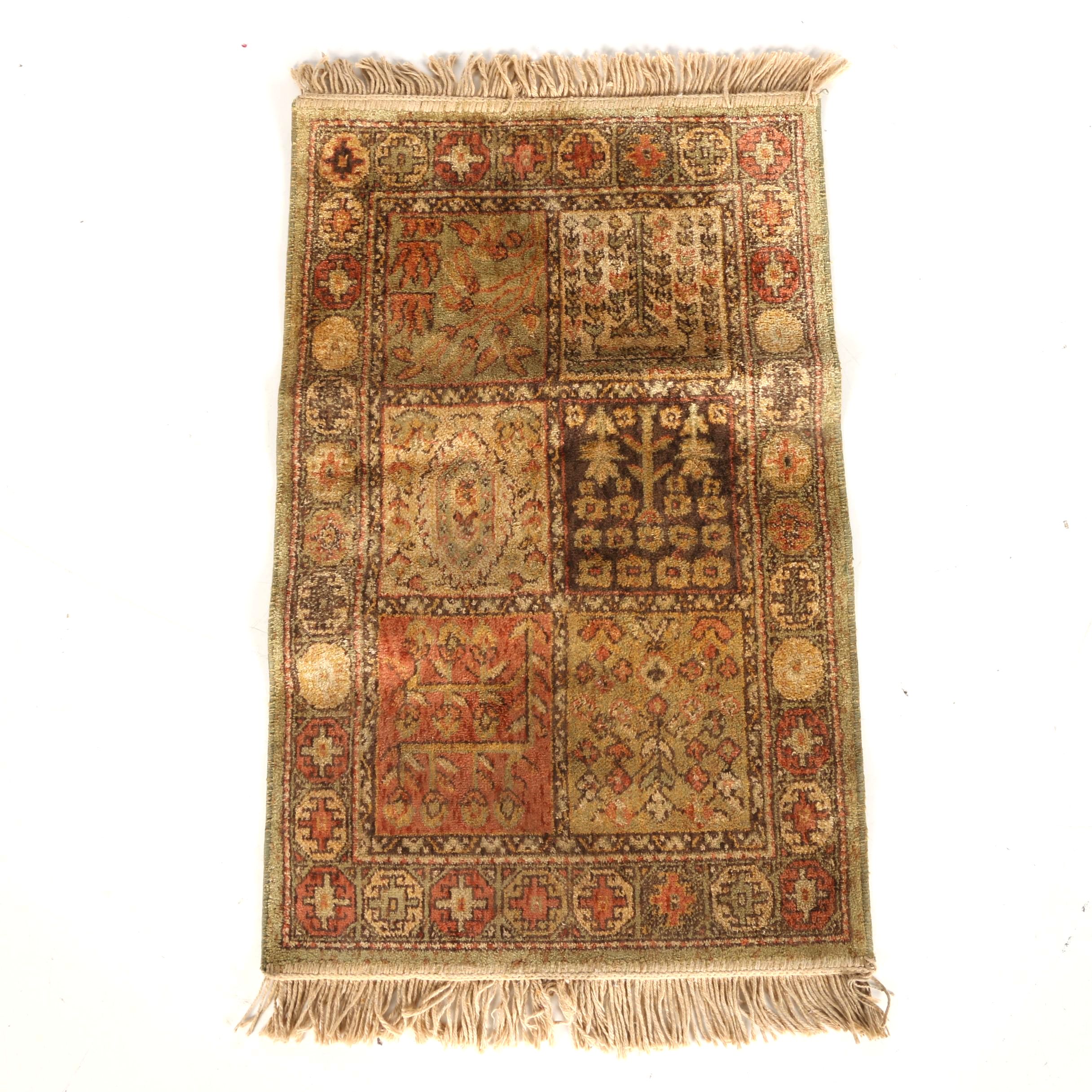 Machine Made  Garden Accent Rug