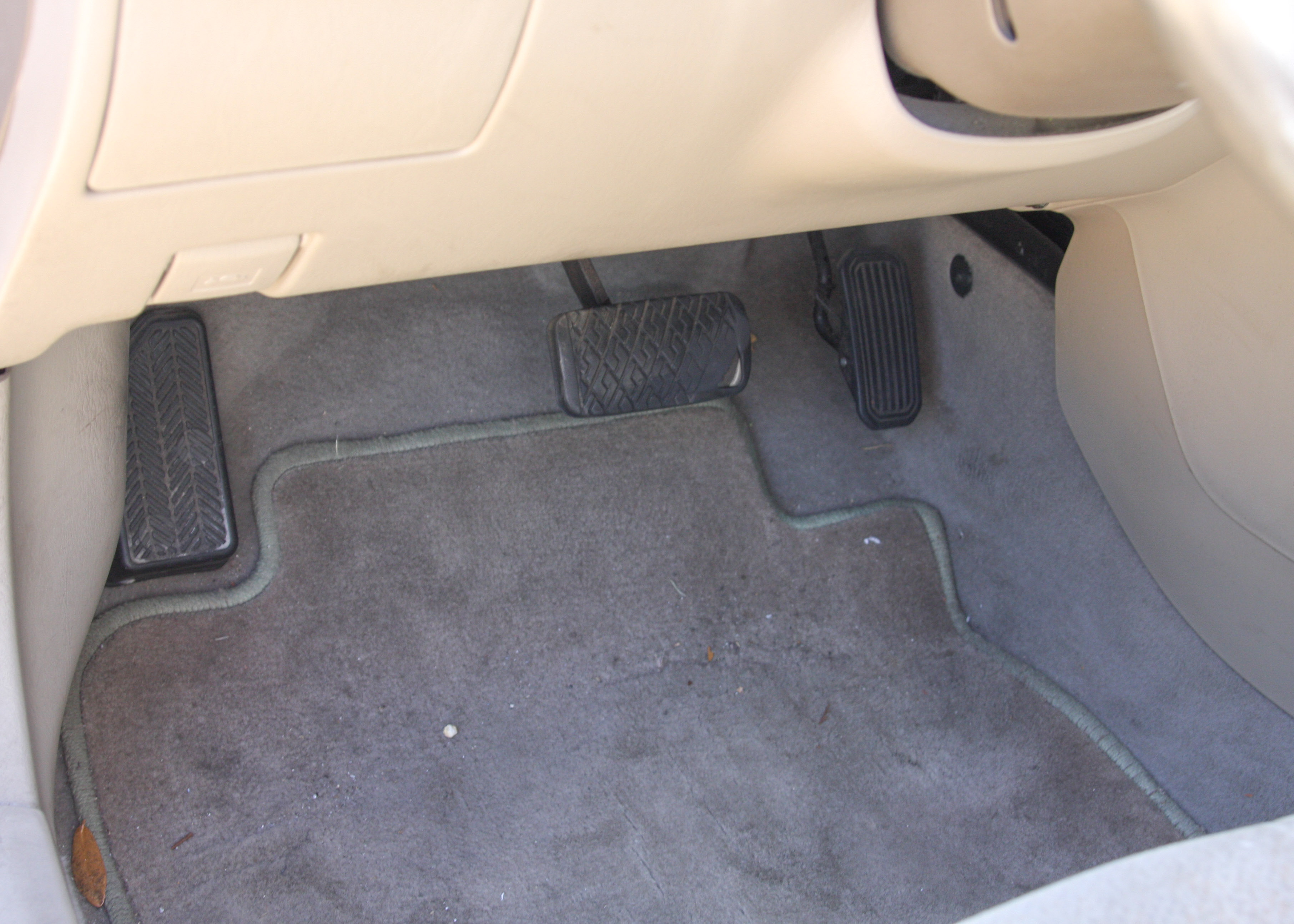 2002 White Toyota Corolla LE Sedan