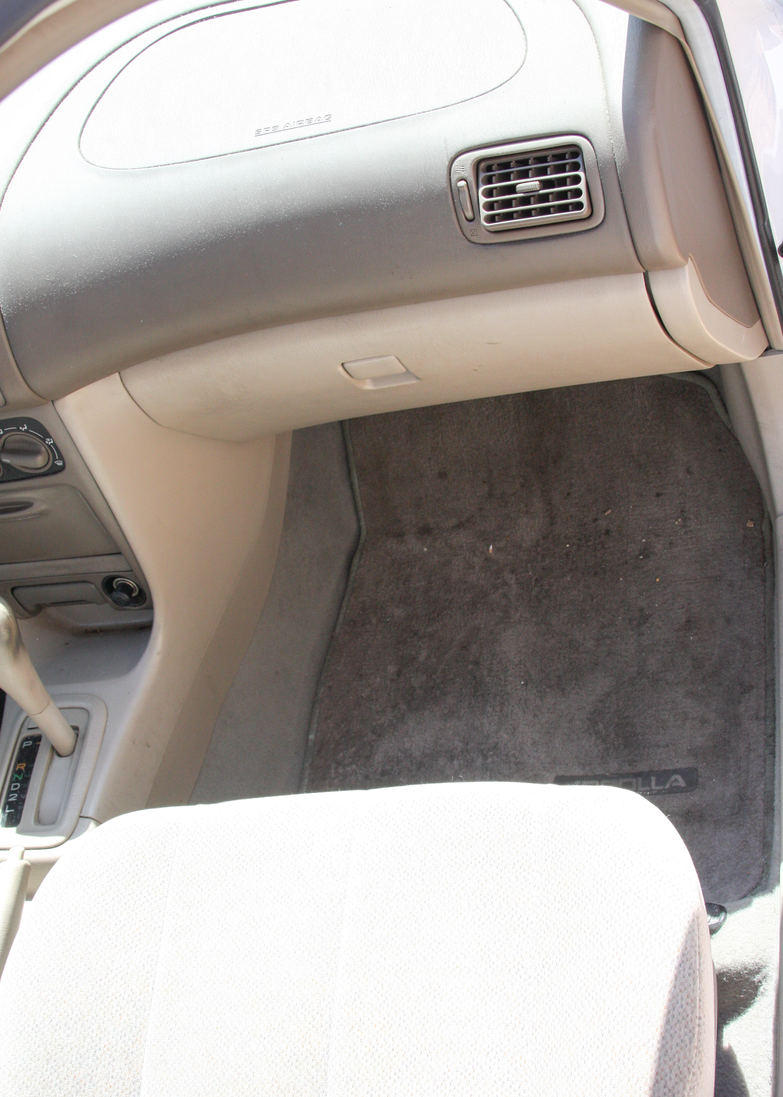 2002 White Toyota Corolla LE Sedan