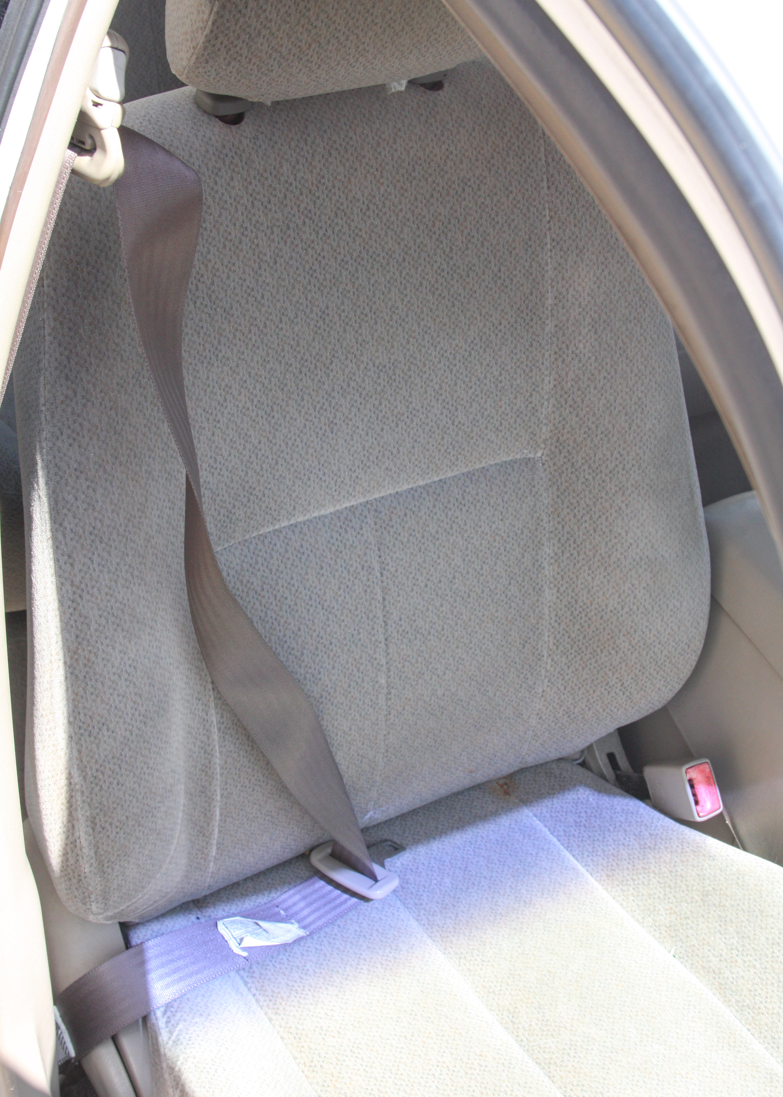 2002 White Toyota Corolla LE Sedan