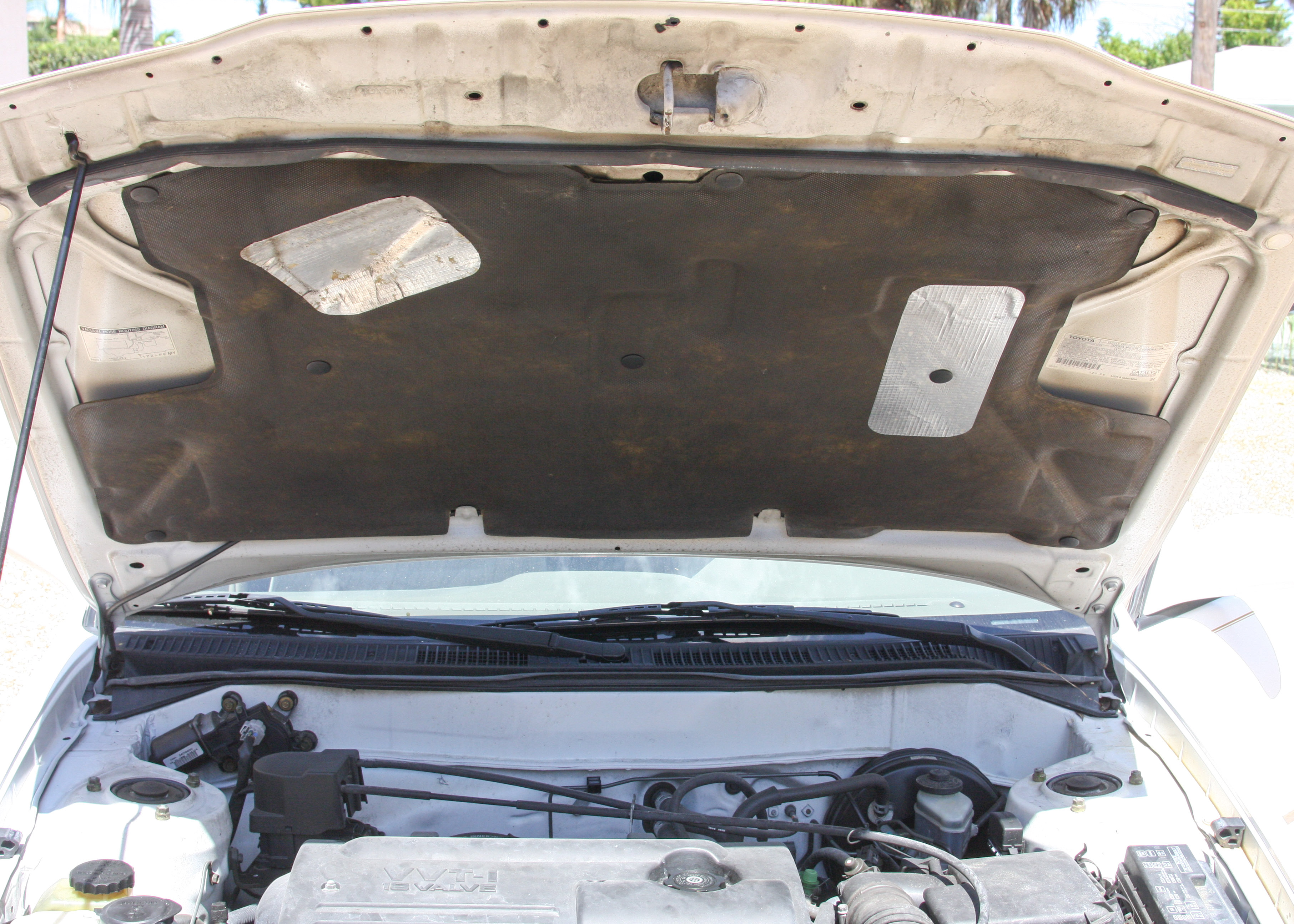 2002 White Toyota Corolla LE Sedan