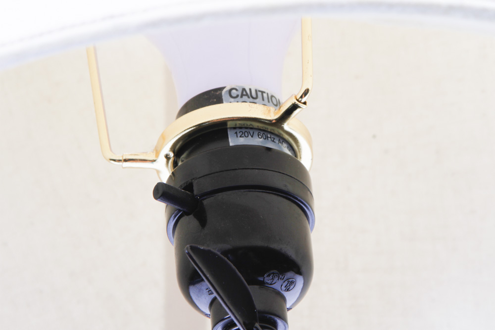 Metal Vine and Leaf Table Lamp