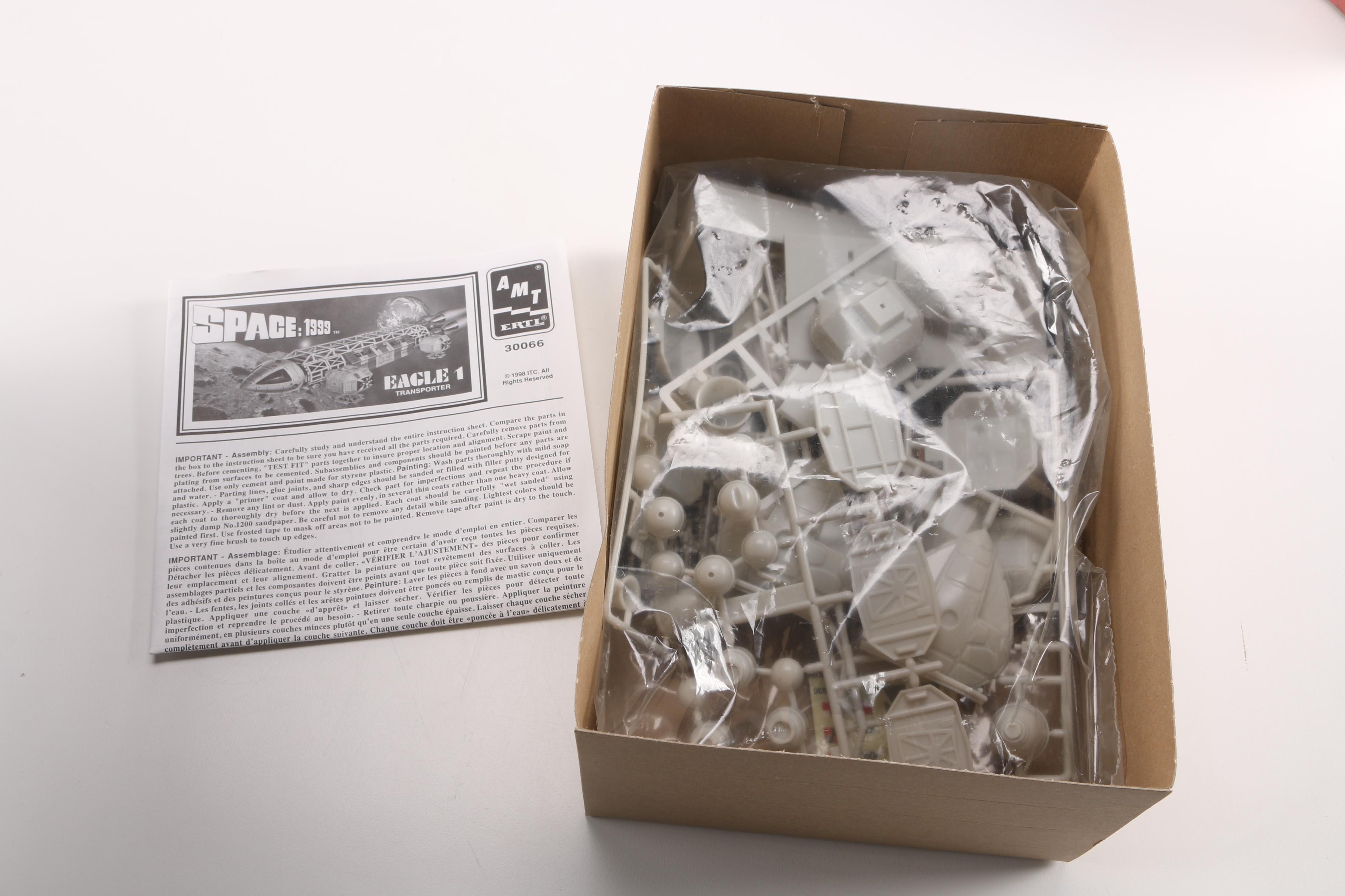 TV Sci-Fi Classics Vinyl Model Assembly Kits From Space: 1999 and seaQuest