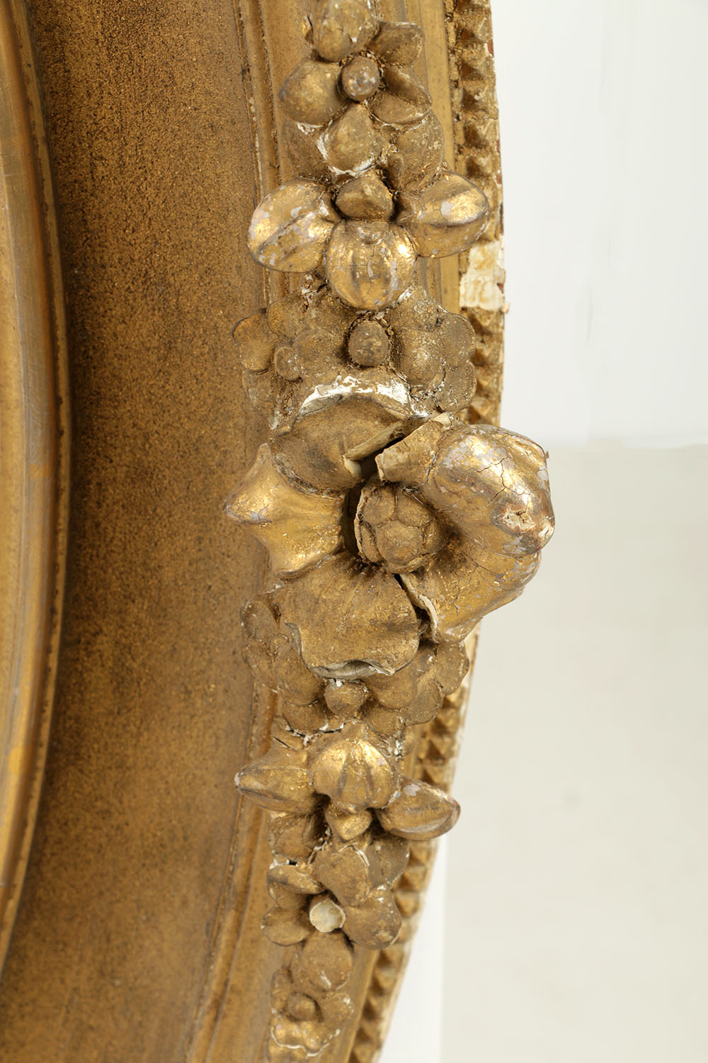 Mid 19th-Century Gilt and Gesso Oval Museum Frame