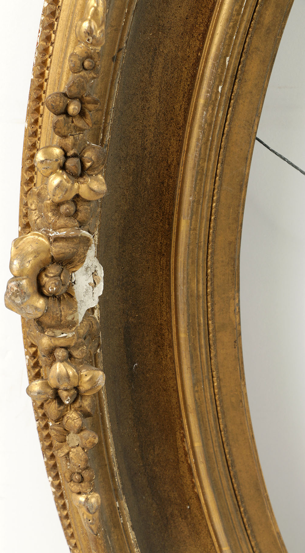 Mid 19th-Century Gilt and Gesso Oval Museum Frame