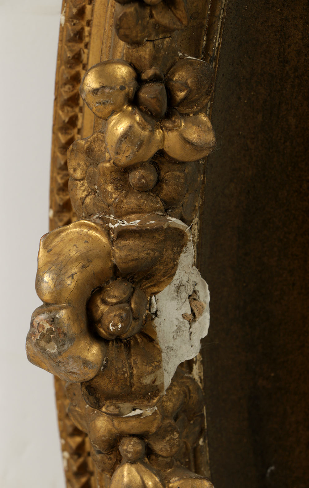 Mid 19th-Century Gilt and Gesso Oval Museum Frame