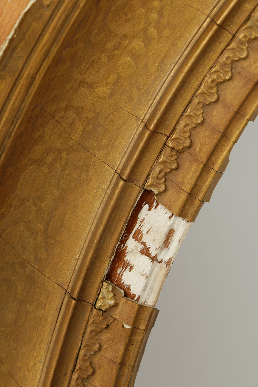 1870s American Style Oval Frame with Gesso Molding