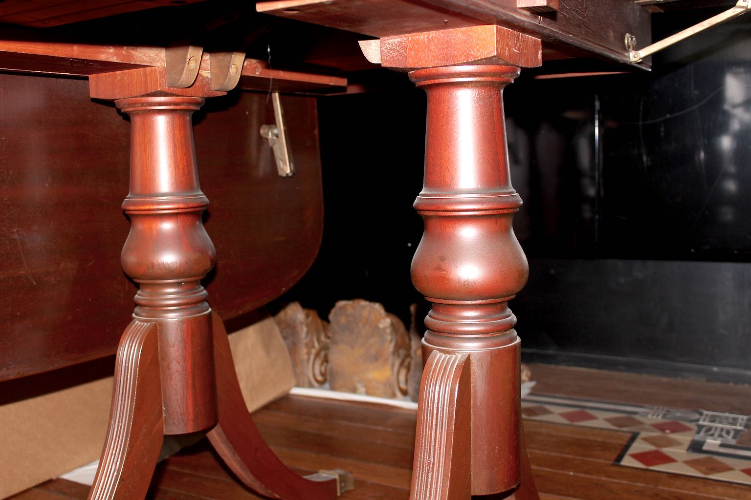 Duncan Phyfe Mahogany Drop Leaf Expanding Dining Table