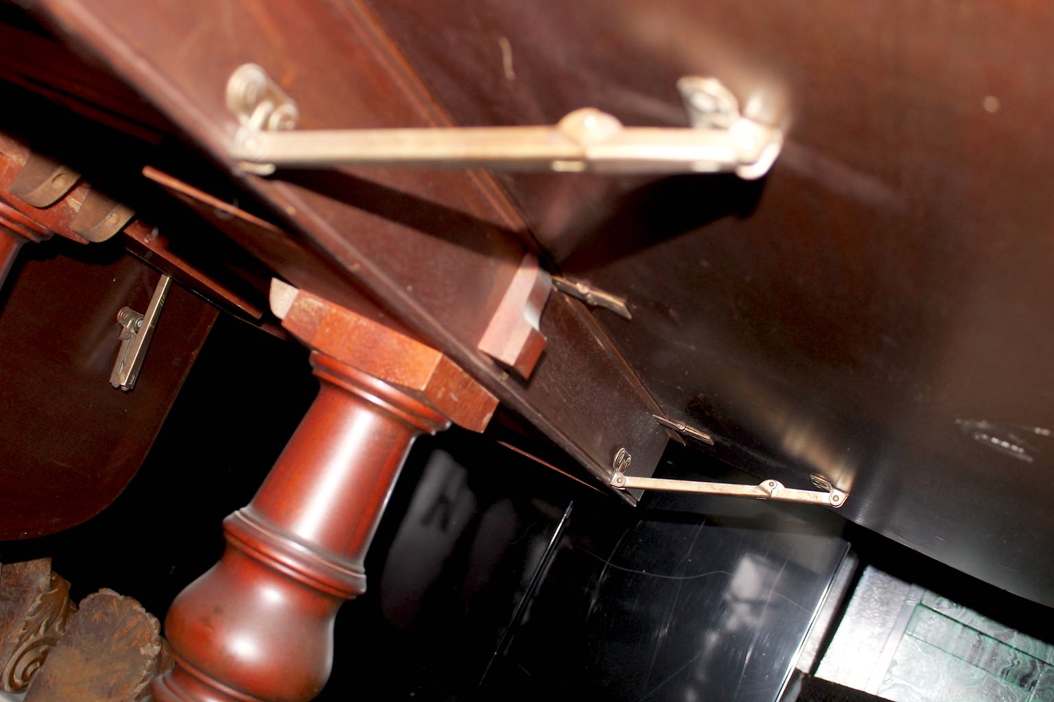 Duncan Phyfe Mahogany Drop Leaf Expanding Dining Table