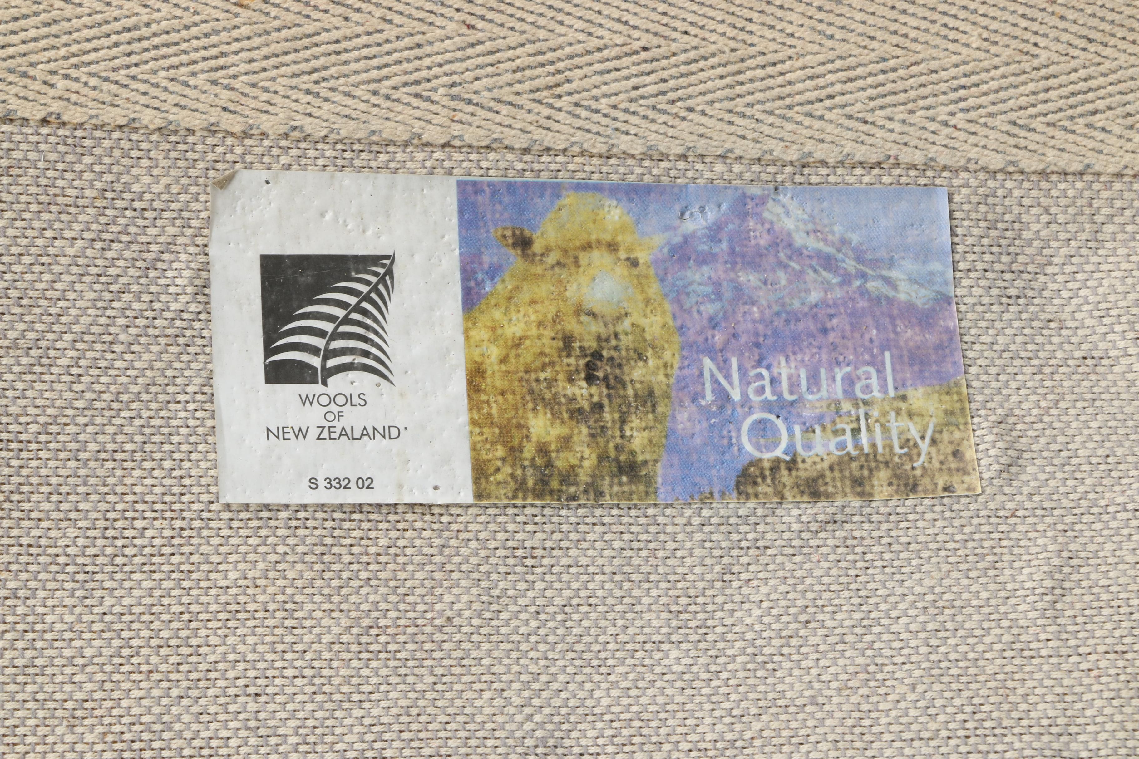 Machine Made Persian Style Area Rug