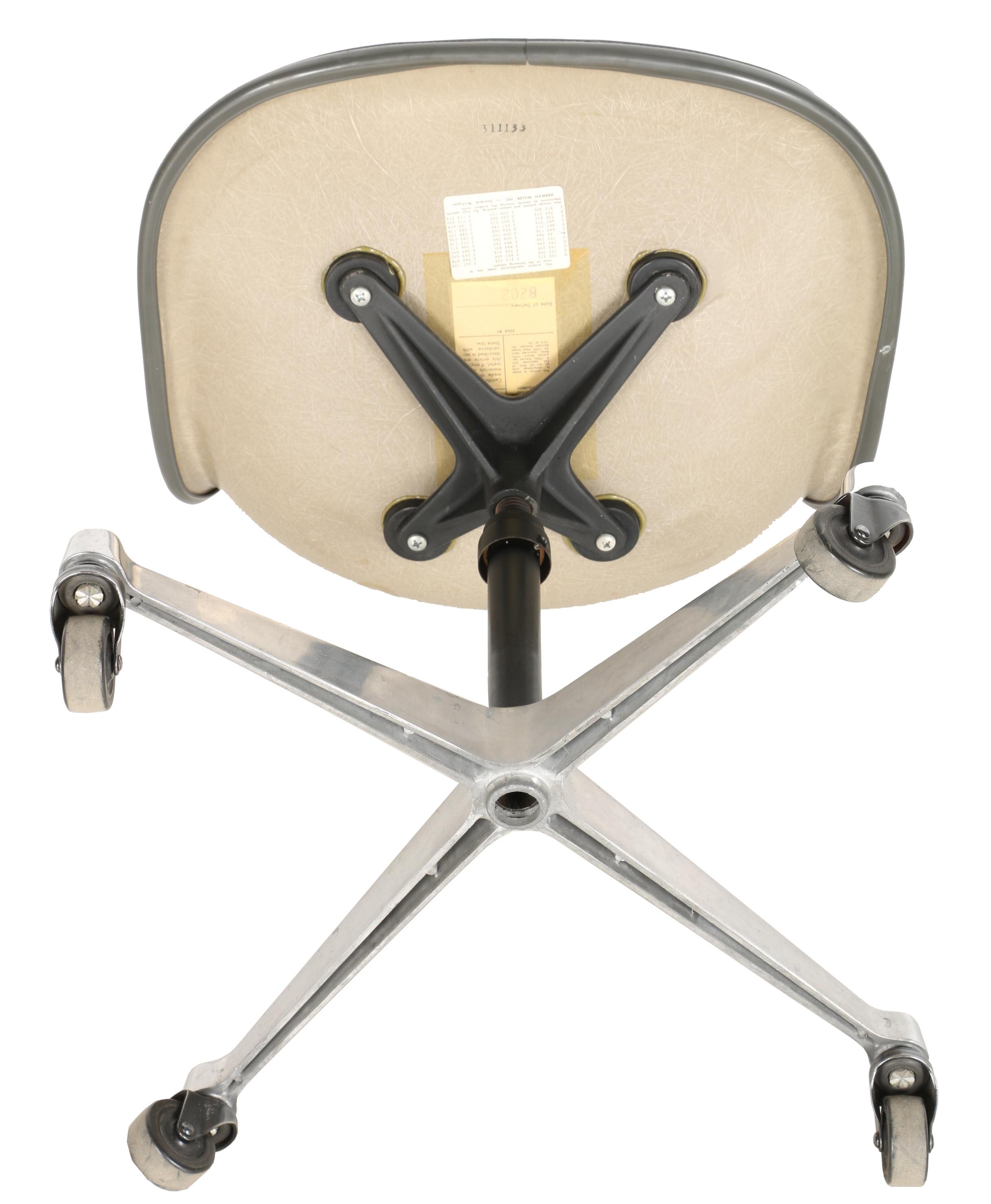 Mid Century Modern "1705" Swivel Chair by Eames for Herman Miller