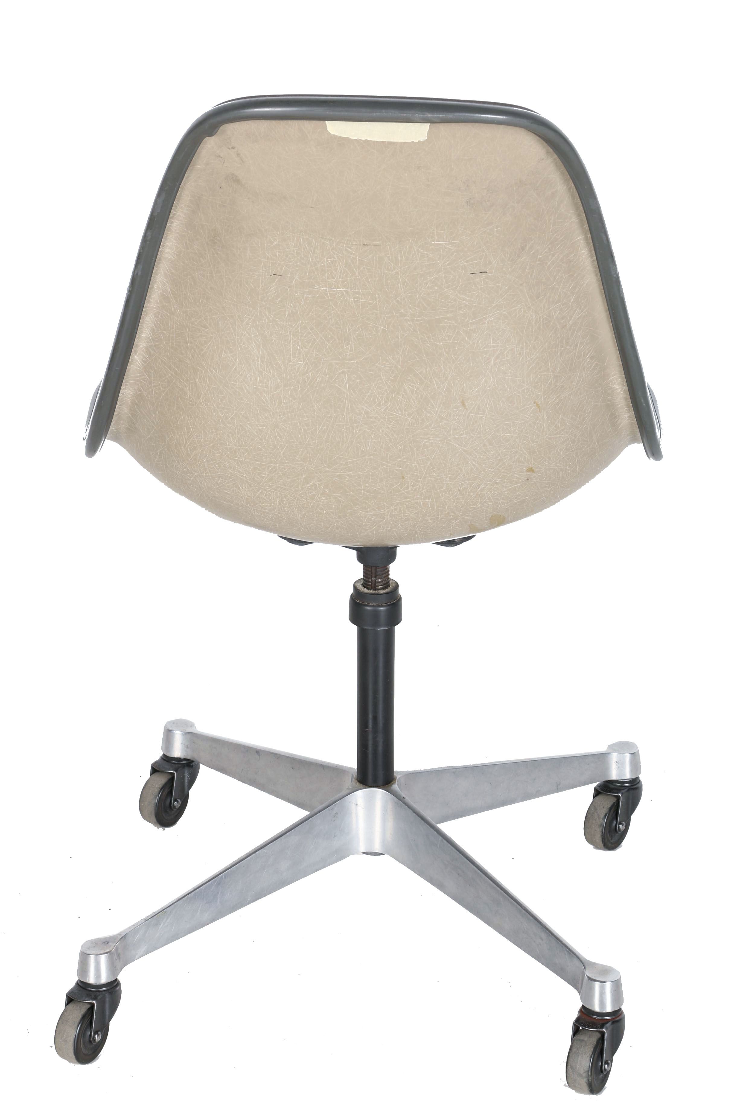 Mid Century Modern "1705" Swivel Chair by Eames for Herman Miller