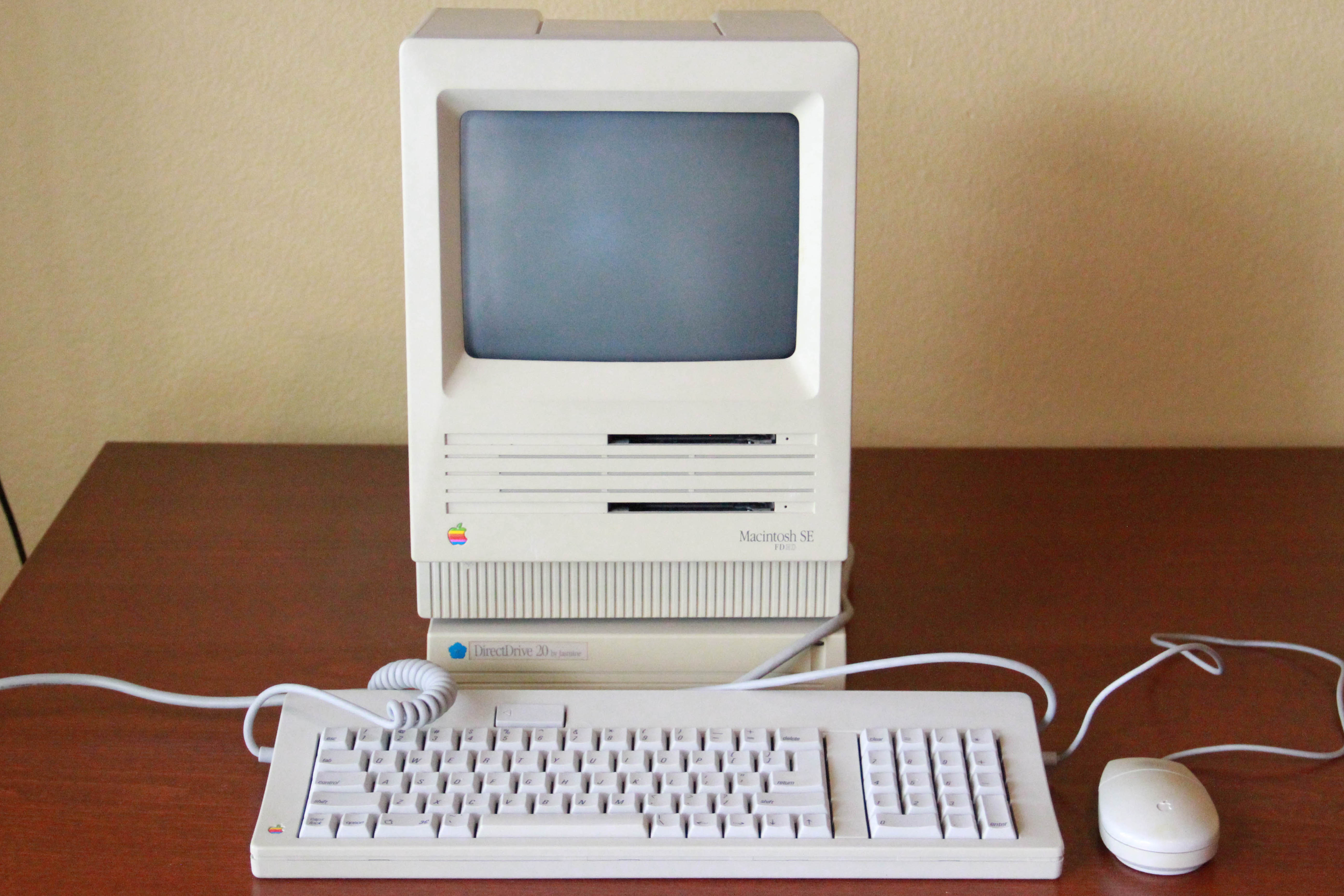 Vintage Apple Macintosh SE and Performa 5200CD Computers