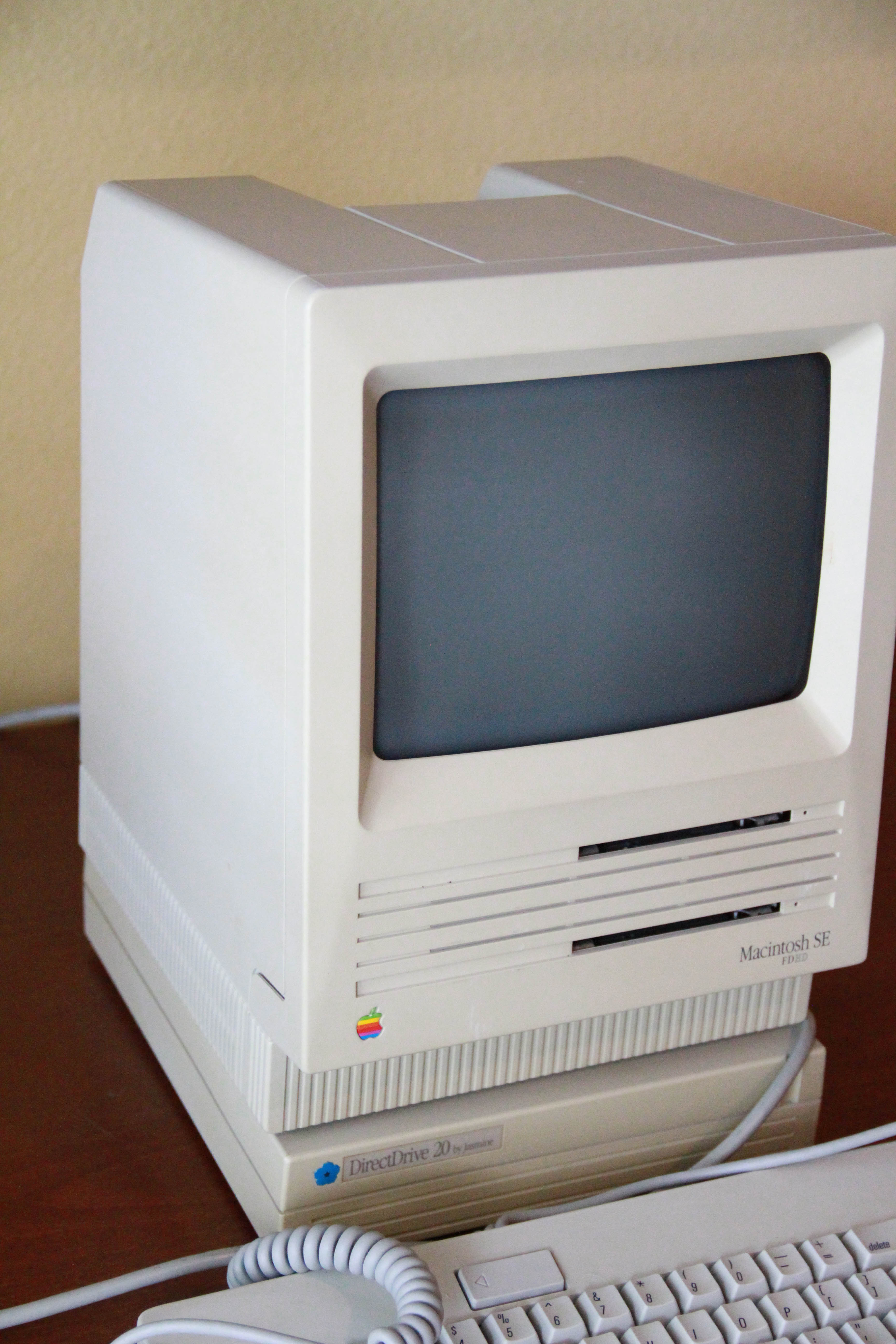 Vintage Apple Macintosh SE and Performa 5200CD Computers