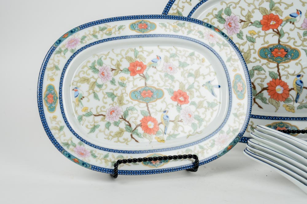 Set of Distinctive Settings Fine Porcelain Dinnerware in the "MIng" Pattern